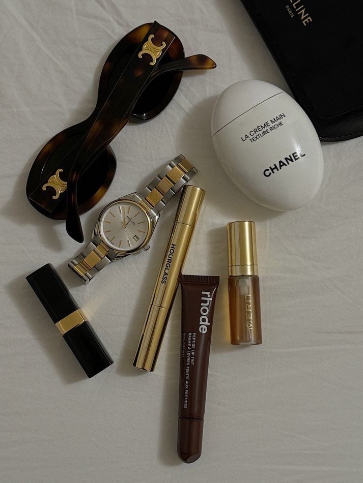 (W) Celine Triomphe 01 Sunglasses in Acetate Blonde Havana, Chanel La Creme Main Rich Hand Cream 50ml 착용 스타일 - 1
