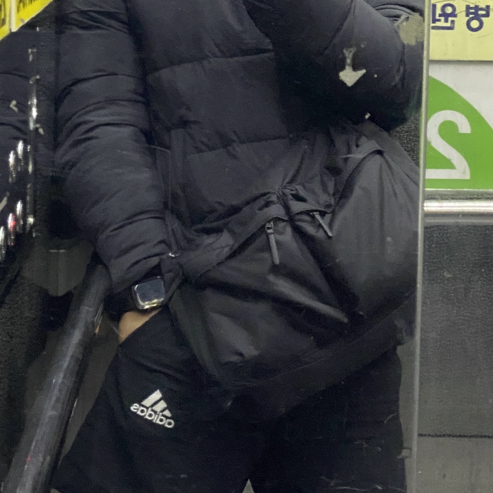 Uniqlo Multi Pocket Shoulder Bag Black 착용 스타일