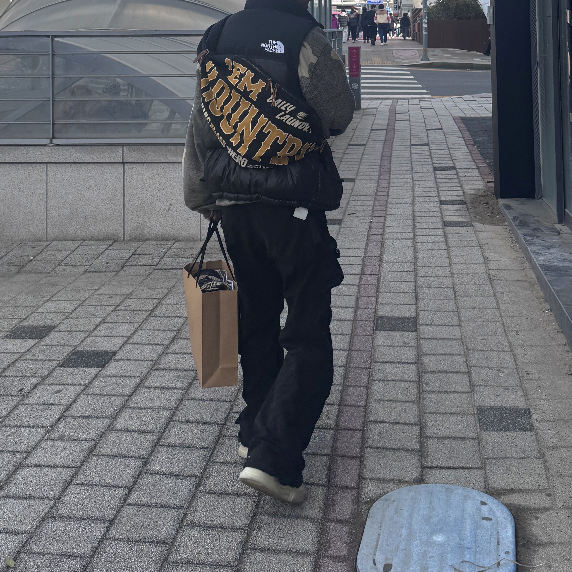 Kapital Fleece Big Crewneck Sweat Heather Charcoal, The North Face Nuptse On Ball Vest Black 착용 스타일
