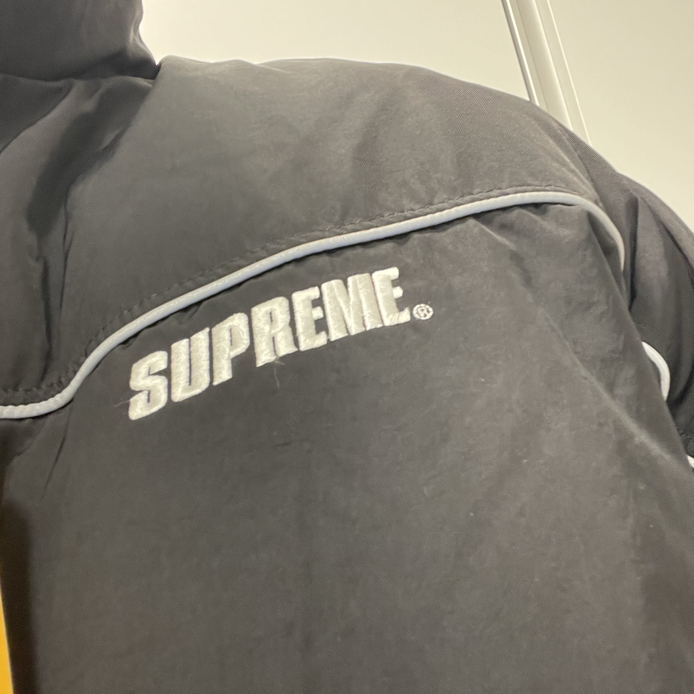 Supreme Reversible Puffer Jacket Black - 24FW 착용 스타일