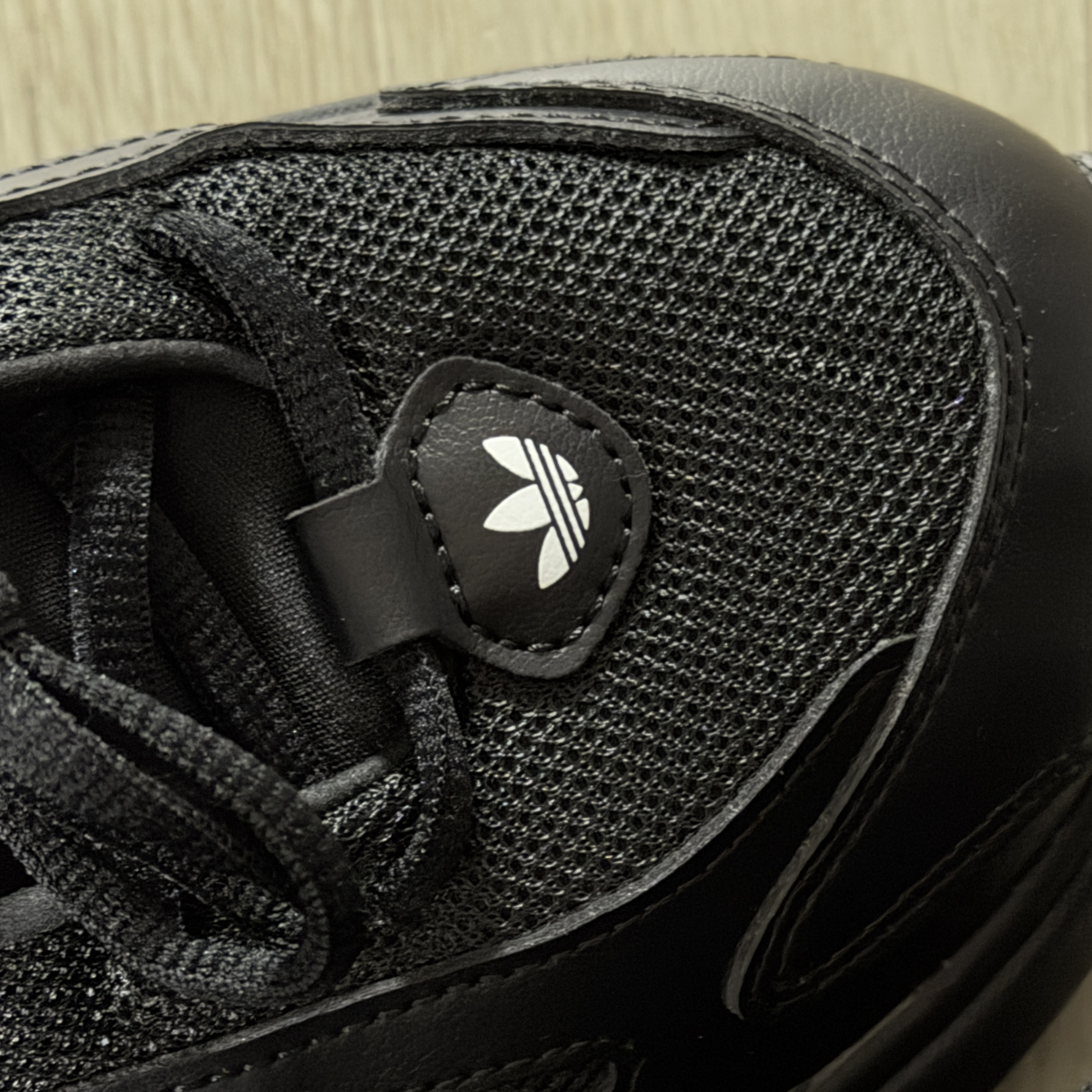 (W) Adidas Ozgaia Core Black 착용 스타일 - 2