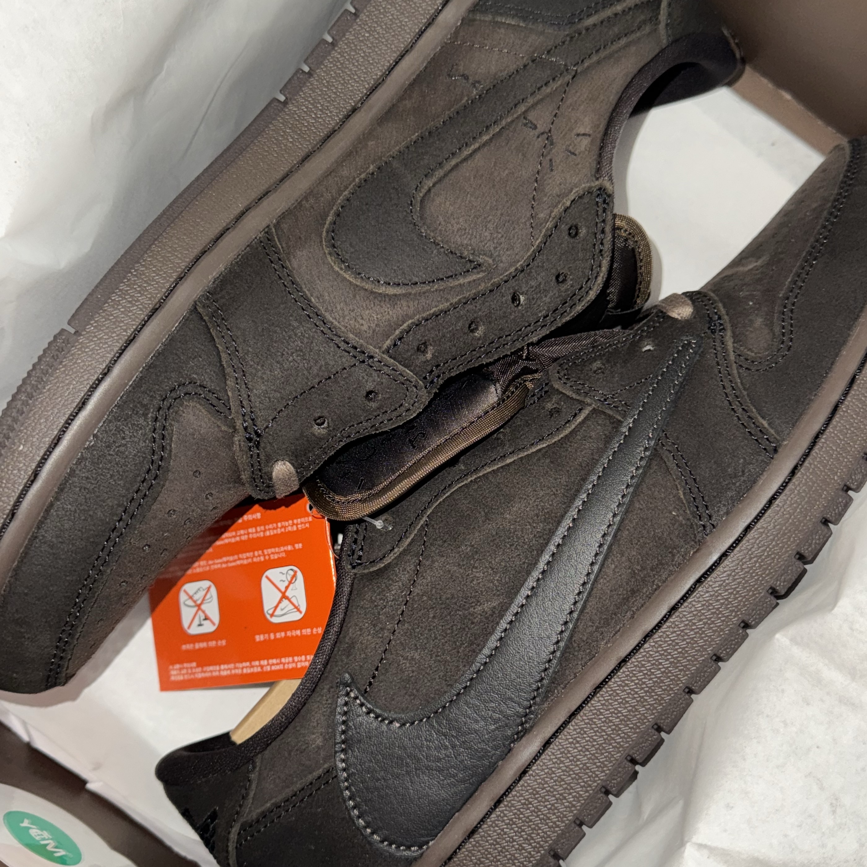 Jordan 1 x Travis Scott Retro Low OG SP Velvet Brown and Dark Mocha 착용 스타일 - 1