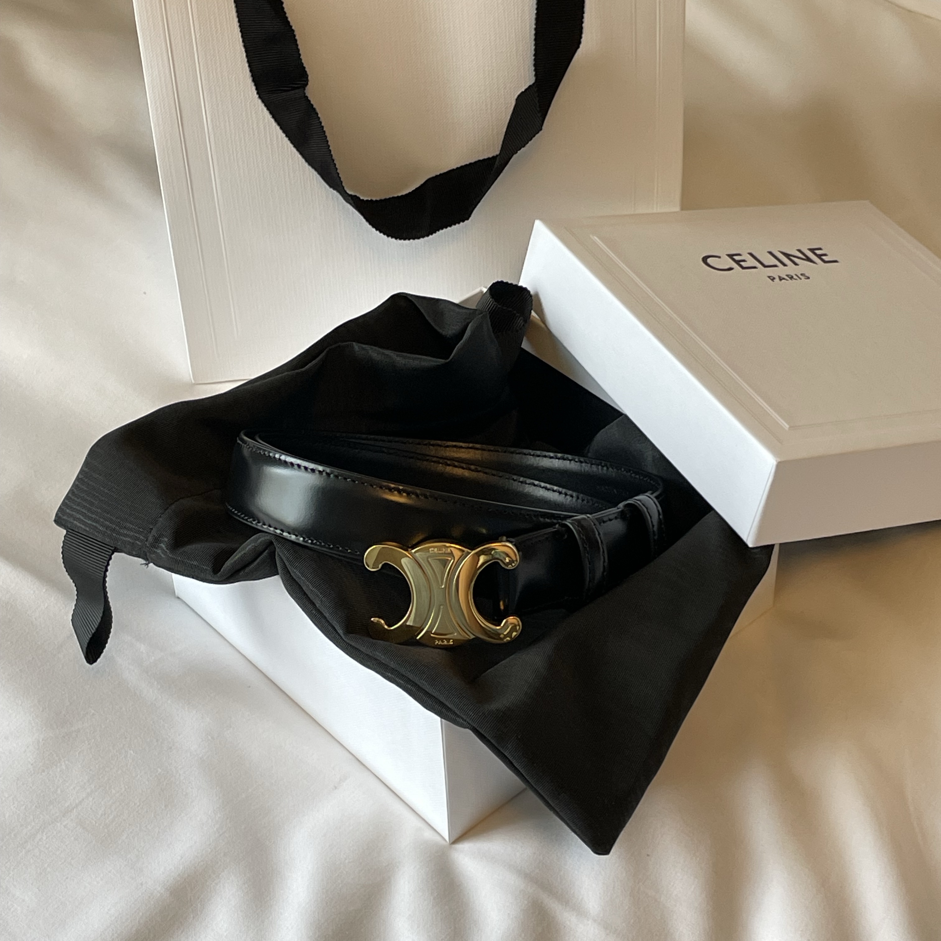 (W) Celine Medium Triomphe Belt in Taurillon Leather Black 착용 스타일