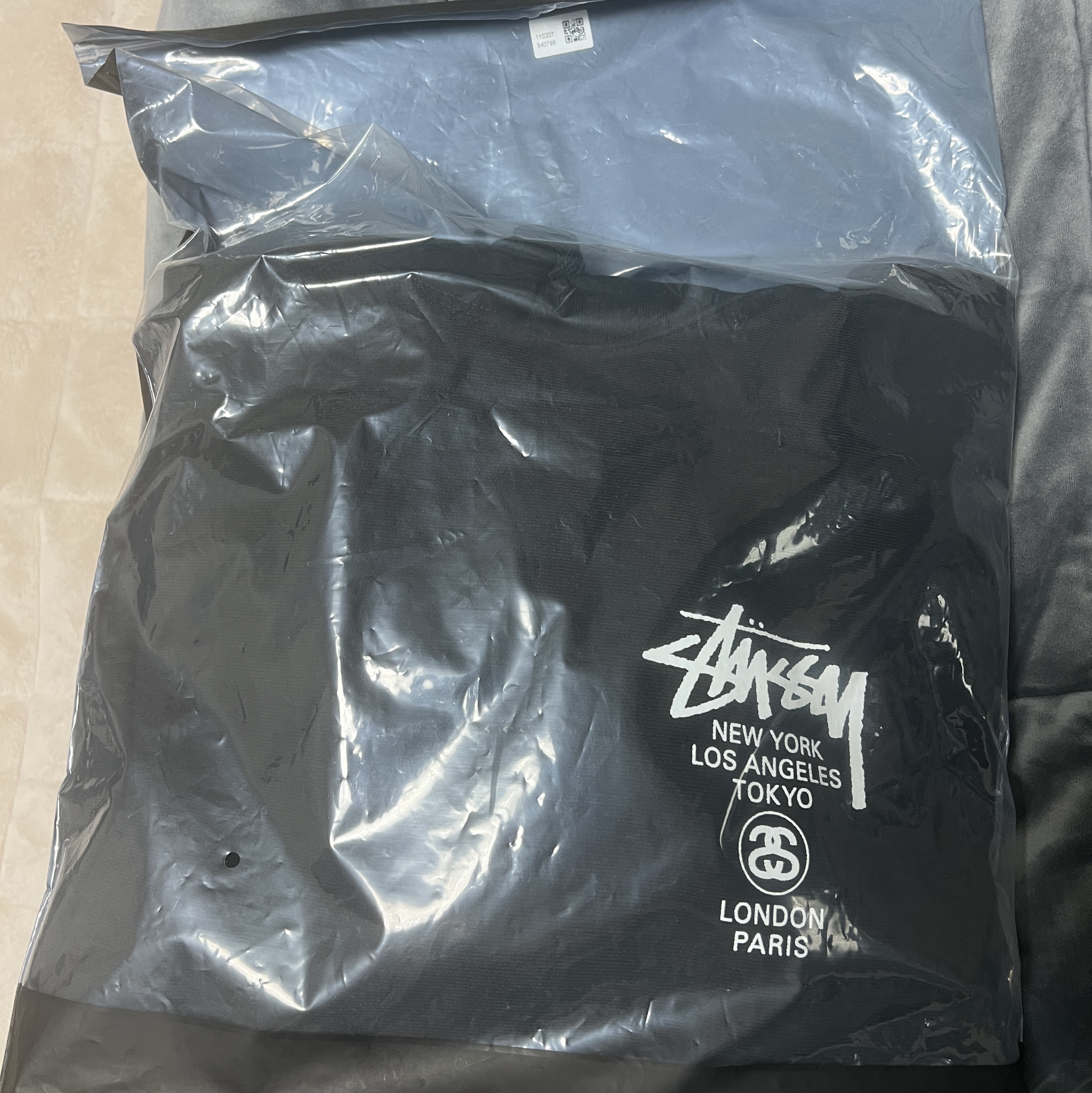 Stussy World Tour Hoodie Pigment Dyed Black 착용 스타일