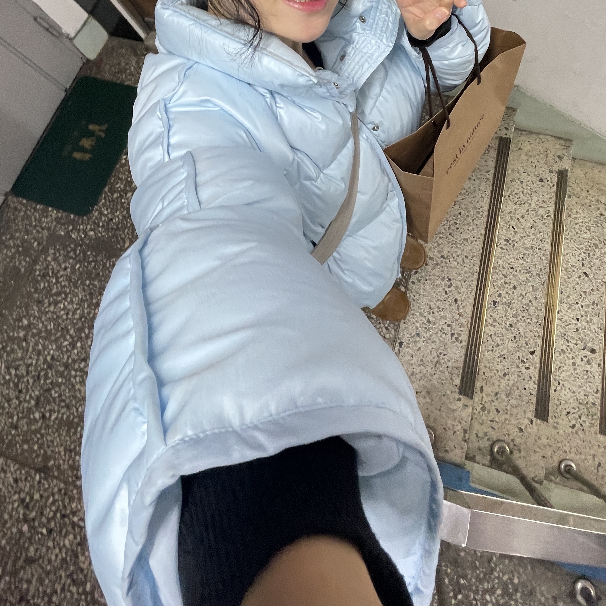 (W) Insilence Glossy Goose Down Jacket Light Blue, (W) UGG Classic Mini Platform Boots Black 착용 스타일 - 3