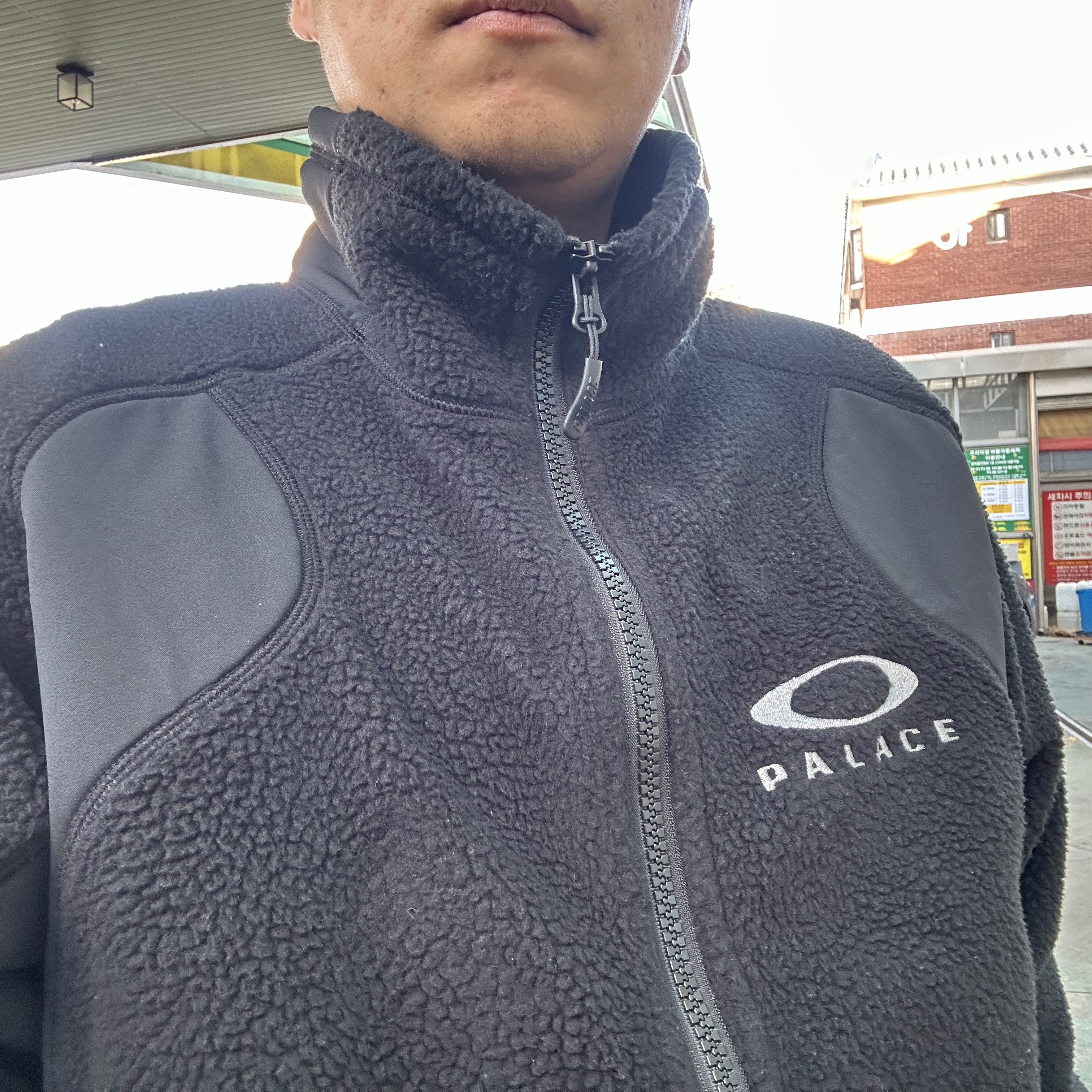 Palace x Oakley Fleece Black - 24FW 착용 스타일