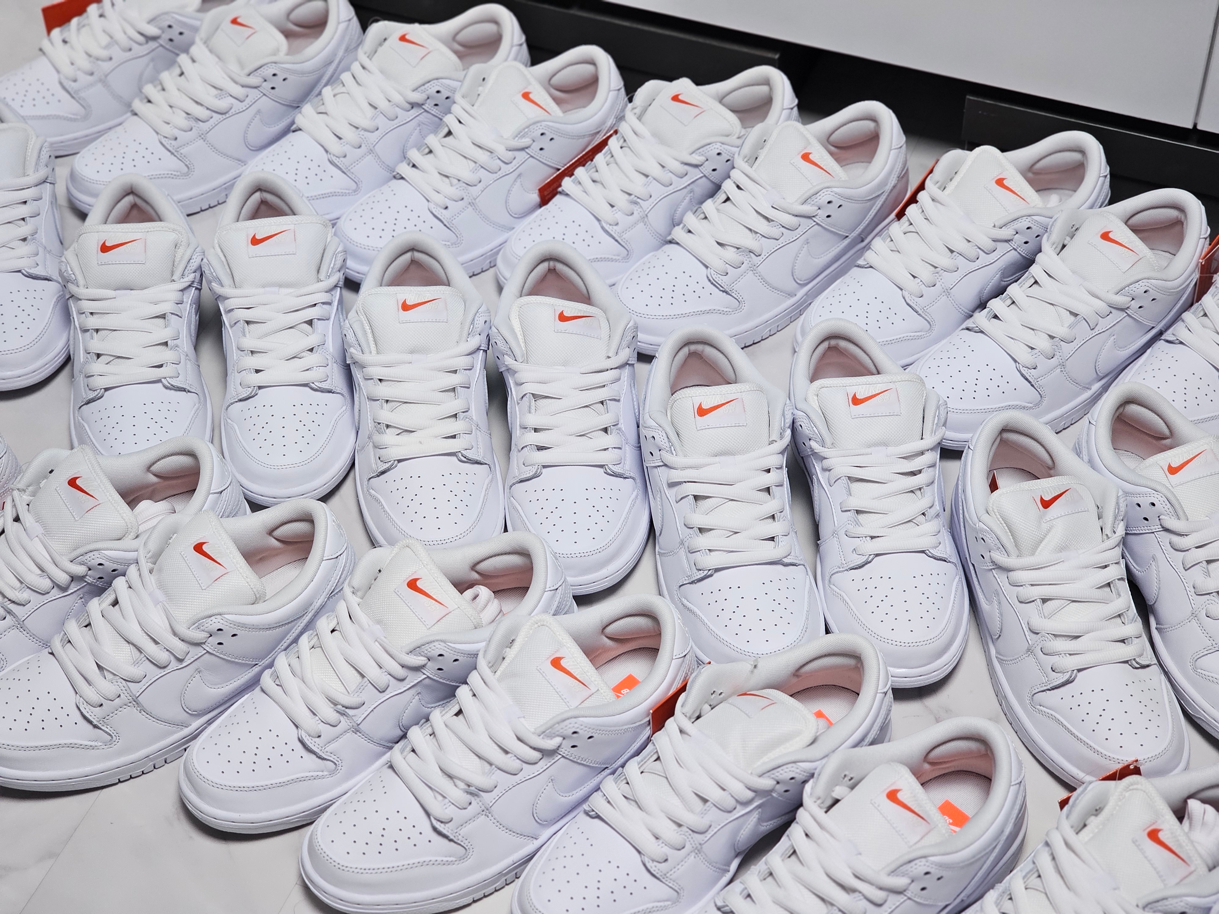 Nike SB Dunk Low Pro Triple White 착용 스타일 - 6
