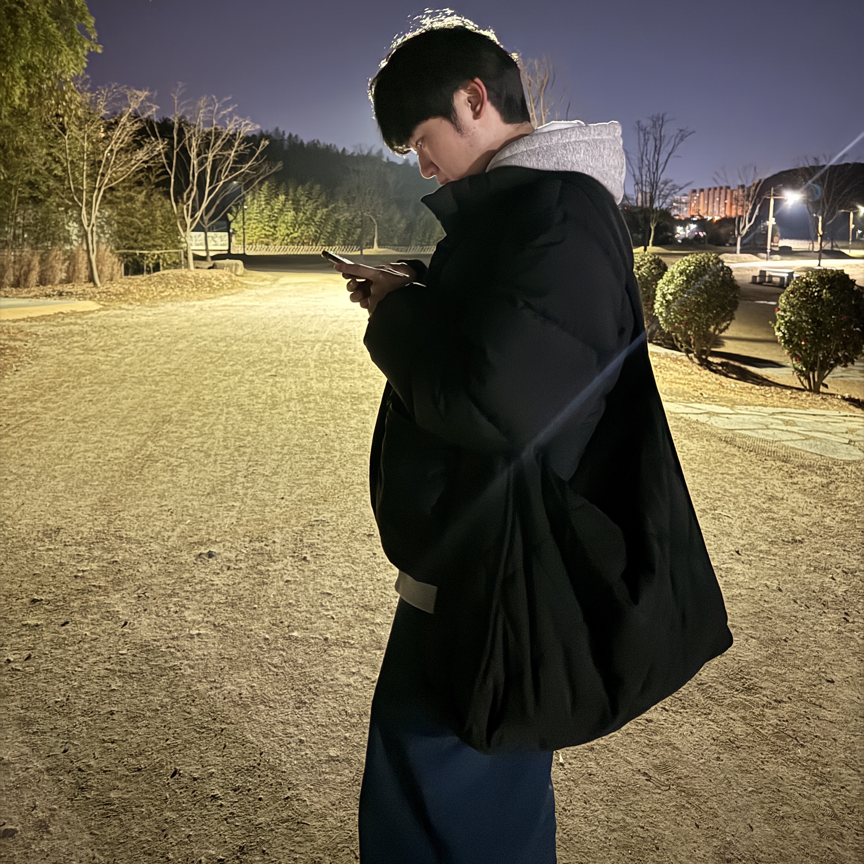 Carhartt Loose Fit Midweight Full Zip Sweatshirt Heather Grey, COS Diamond Quilted Oversized Shoulder Bag Black 착용 스타일 - 1
