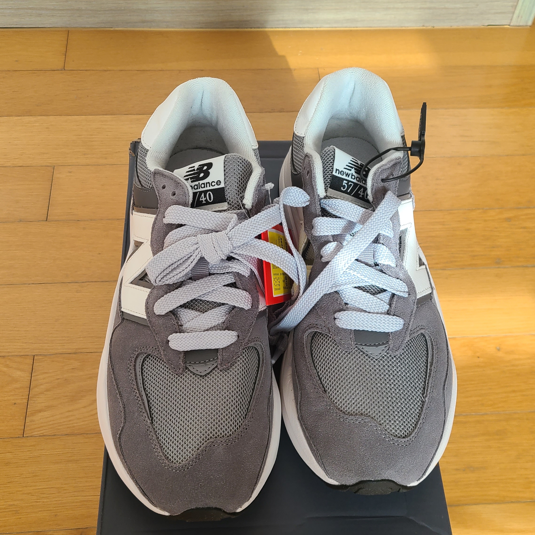 New Balance 5740 Gray 착용 스타일 - 2