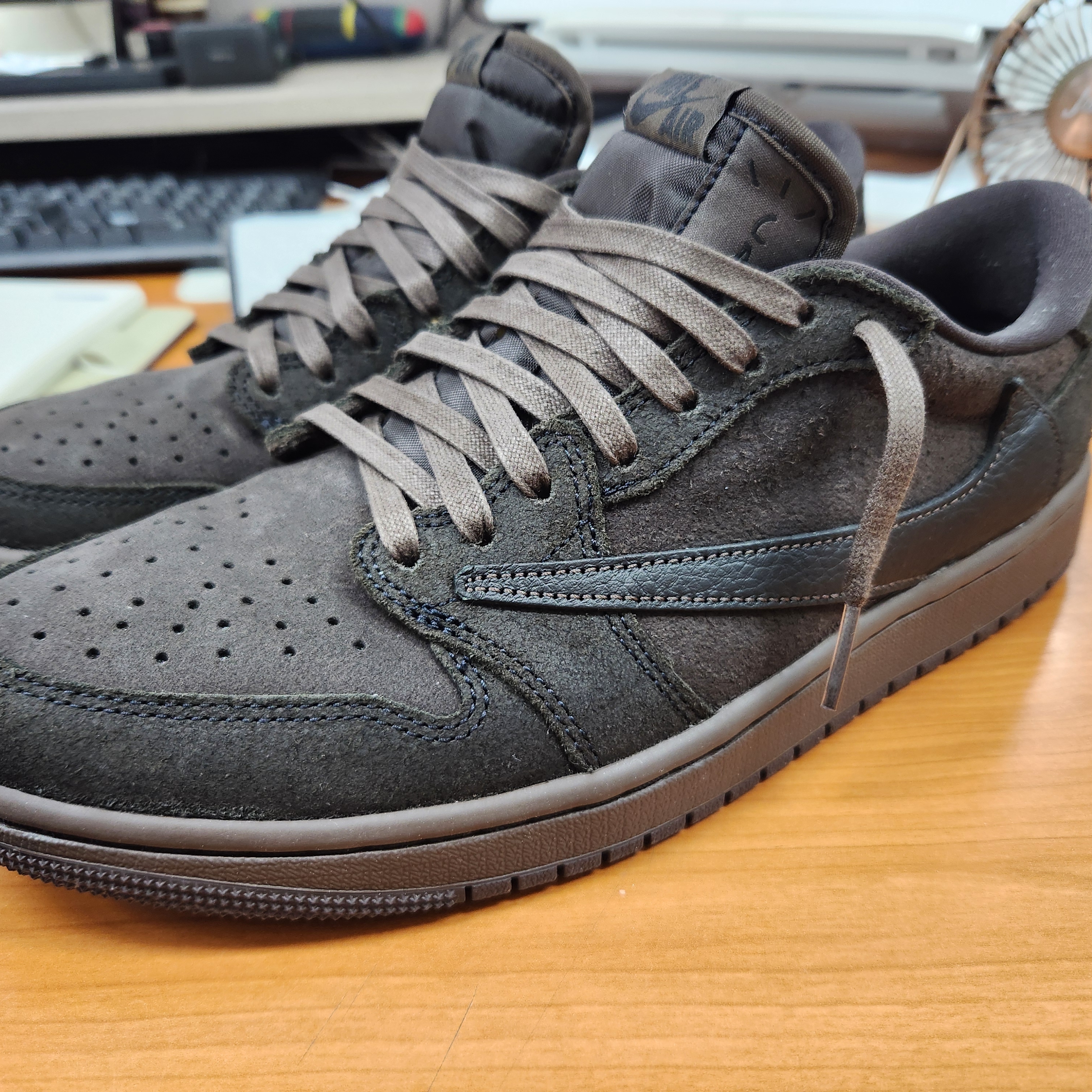 Jordan 1 x Travis Scott Retro Low OG SP Velvet Brown and Dark Mocha 착용 스타일 - 1