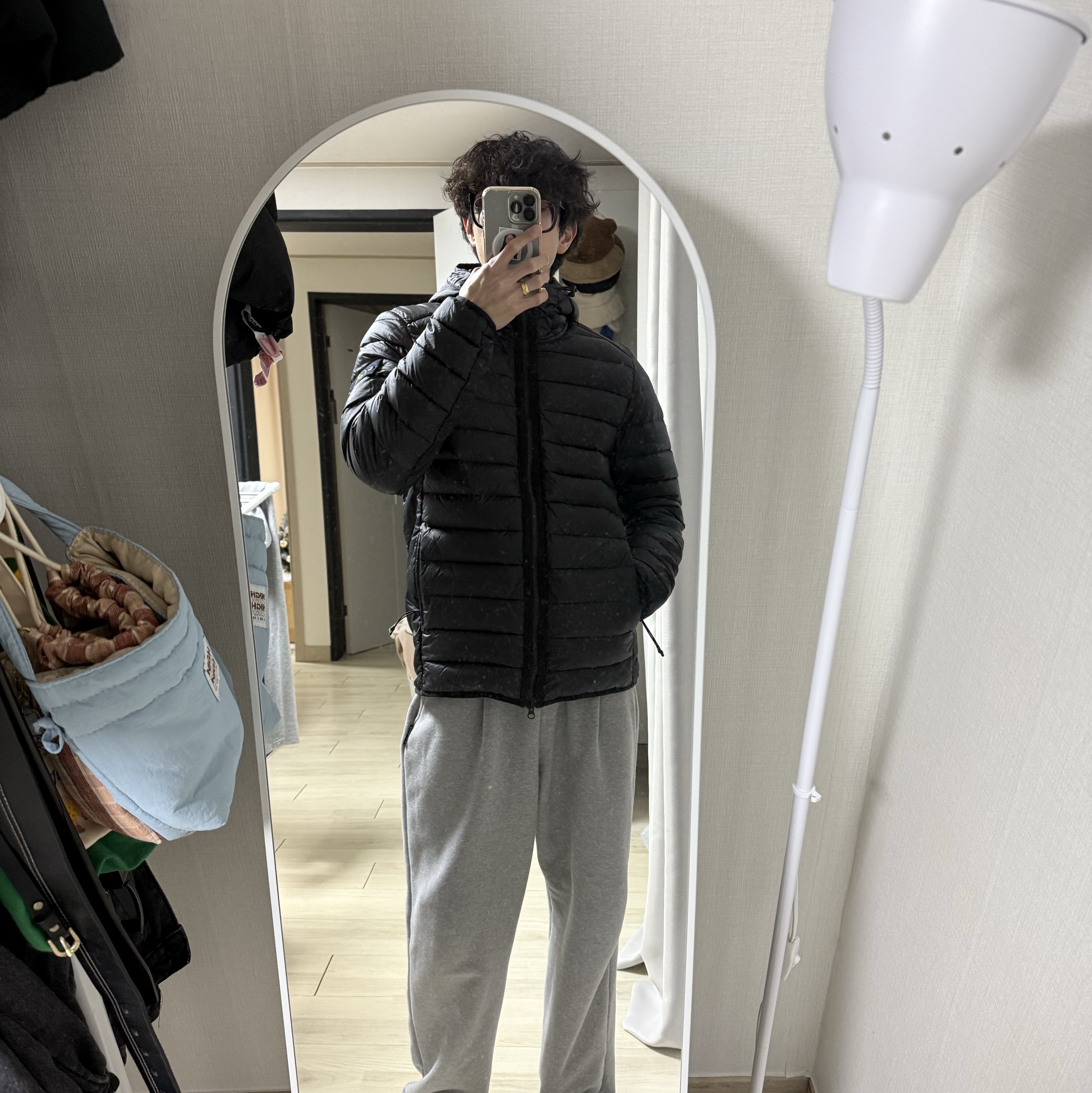 Stone Island 40324 Loom Woven Chambers Recycled Nylon Down-TC Light Hooded Down Jacket Black - 24FW 착용 스타일
