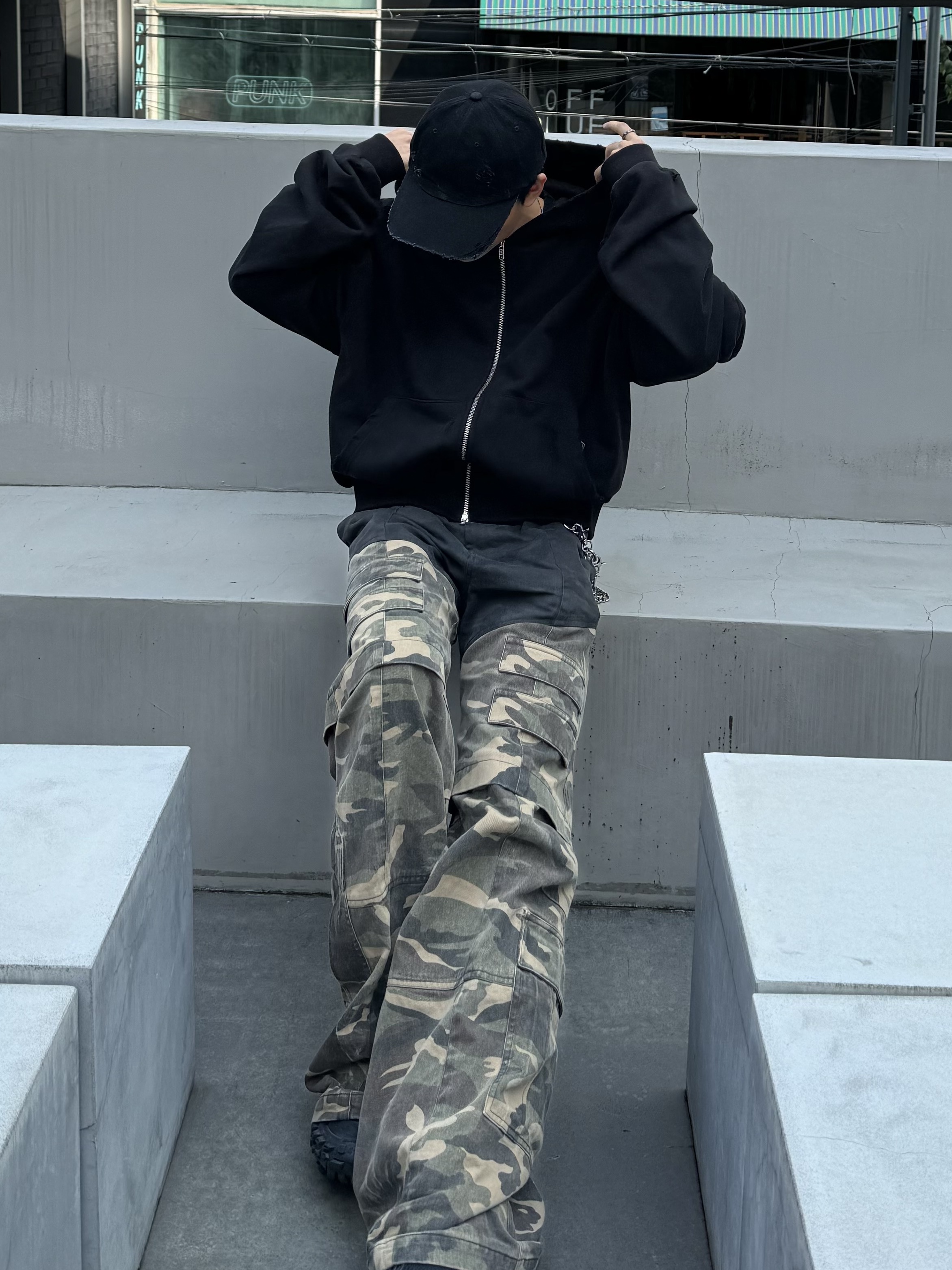 Balenciaga Defender Sneakers Black, OMO 3D Pocket Zip-Up Hoodie Black 착용 스타일 - 2