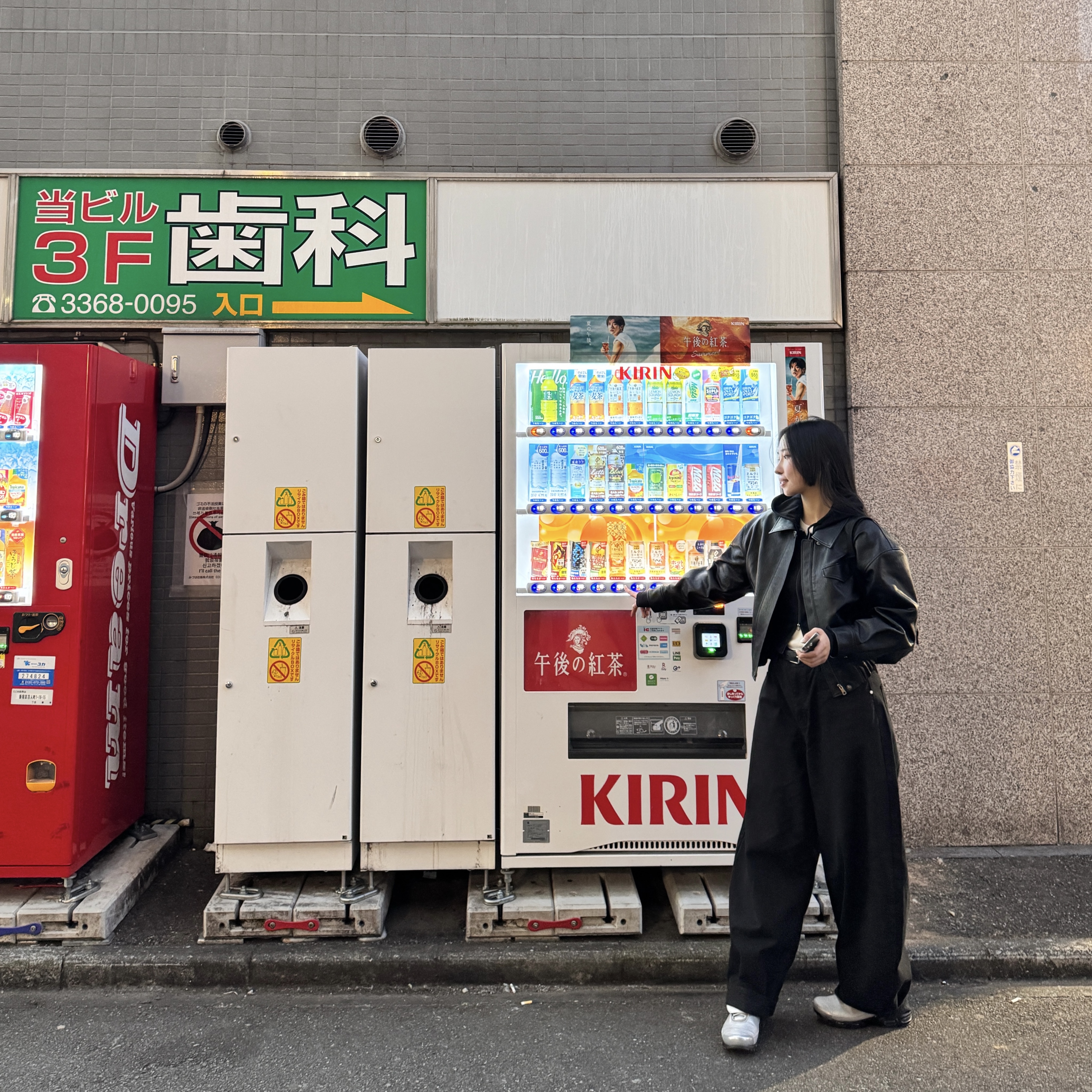 Arc'teryx Mantis 1 Waistpack Black II, Nike Air Max Plus TNPO Wolf Grey and Black 착용 스타일