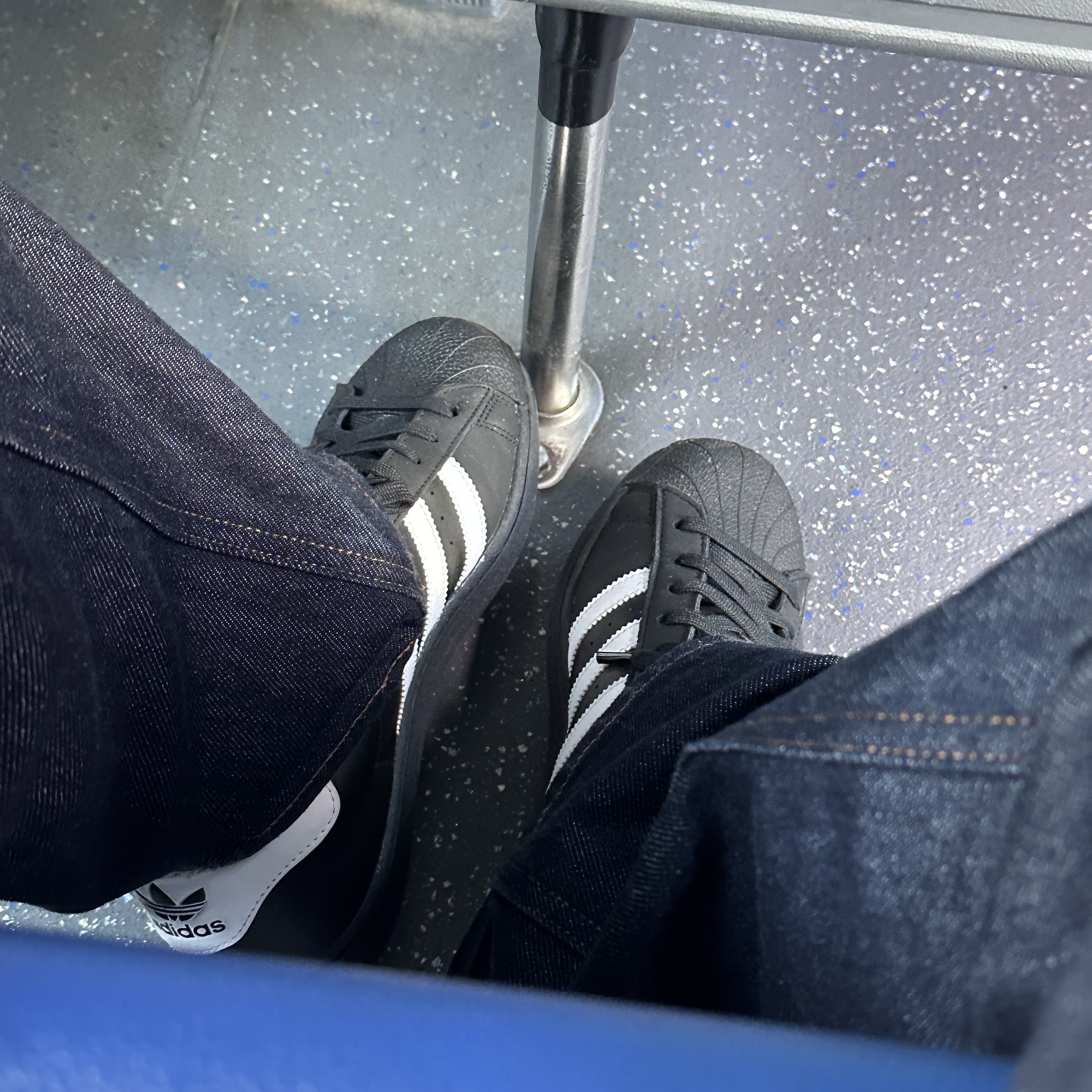 Adidas Superstar Core Black White 착용 스타일