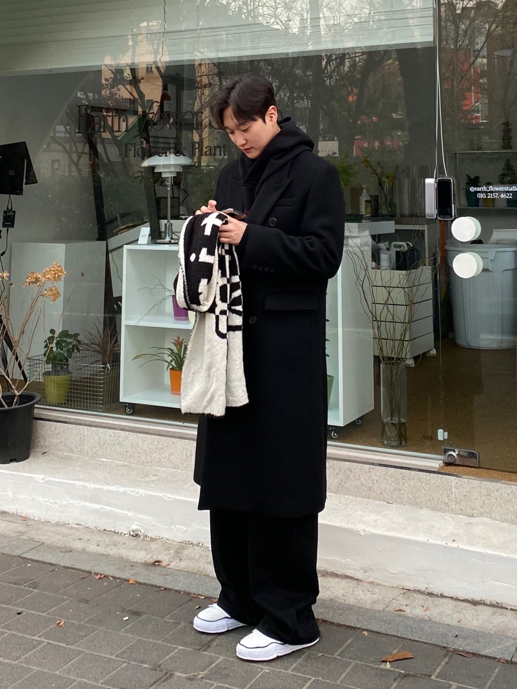 Maison Mihara Yasuhiro Baker OG Sole Canvas Low Cut Sneakers White, Matin Kim Logo Checkboard Muffler Ivory 착용 스타일 - 1