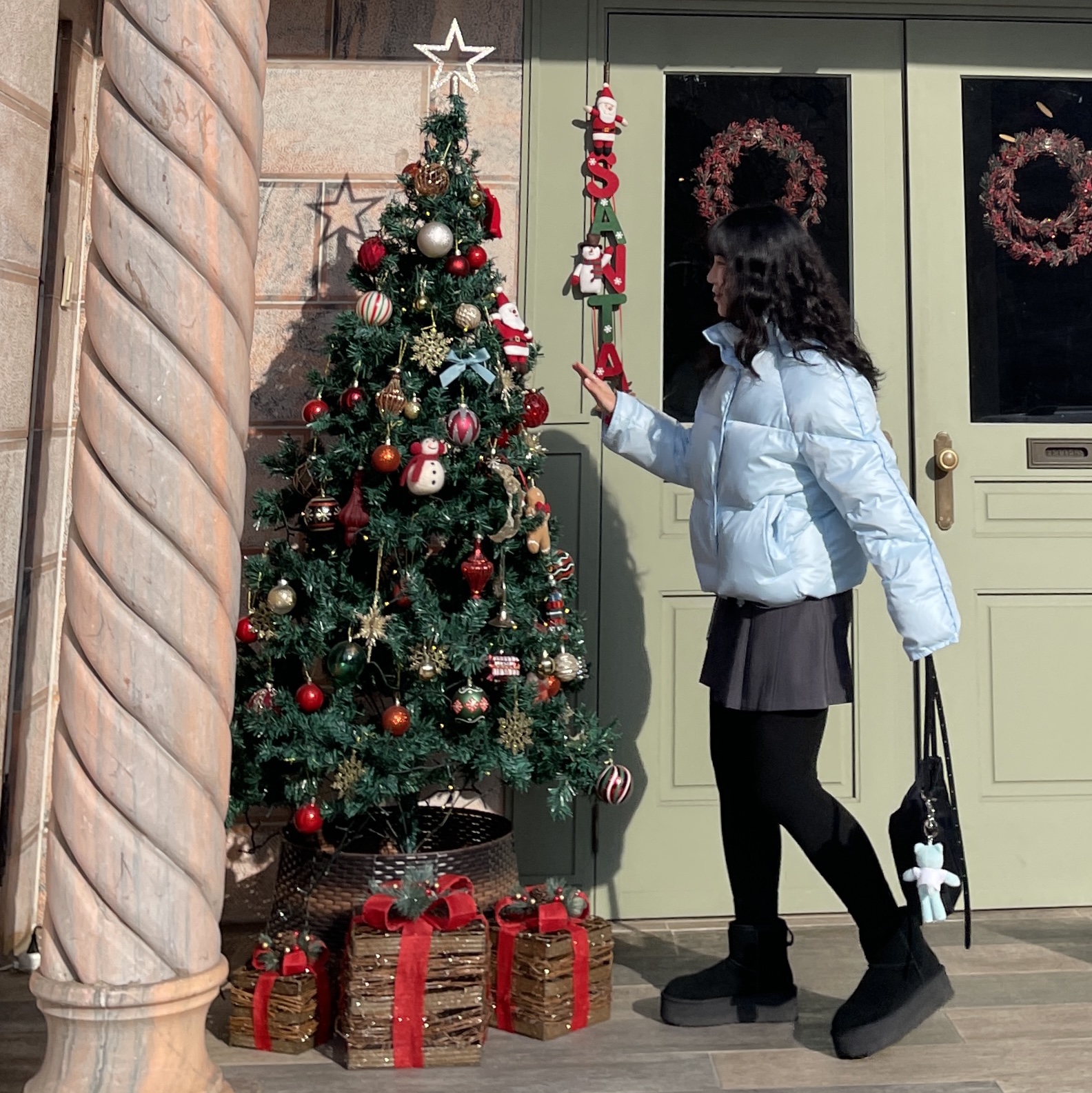 (W) Insilence Glossy Goose Down Jacket Light Blue, (W) UGG Classic Mini Platform Boots Black 착용 스타일 - 2