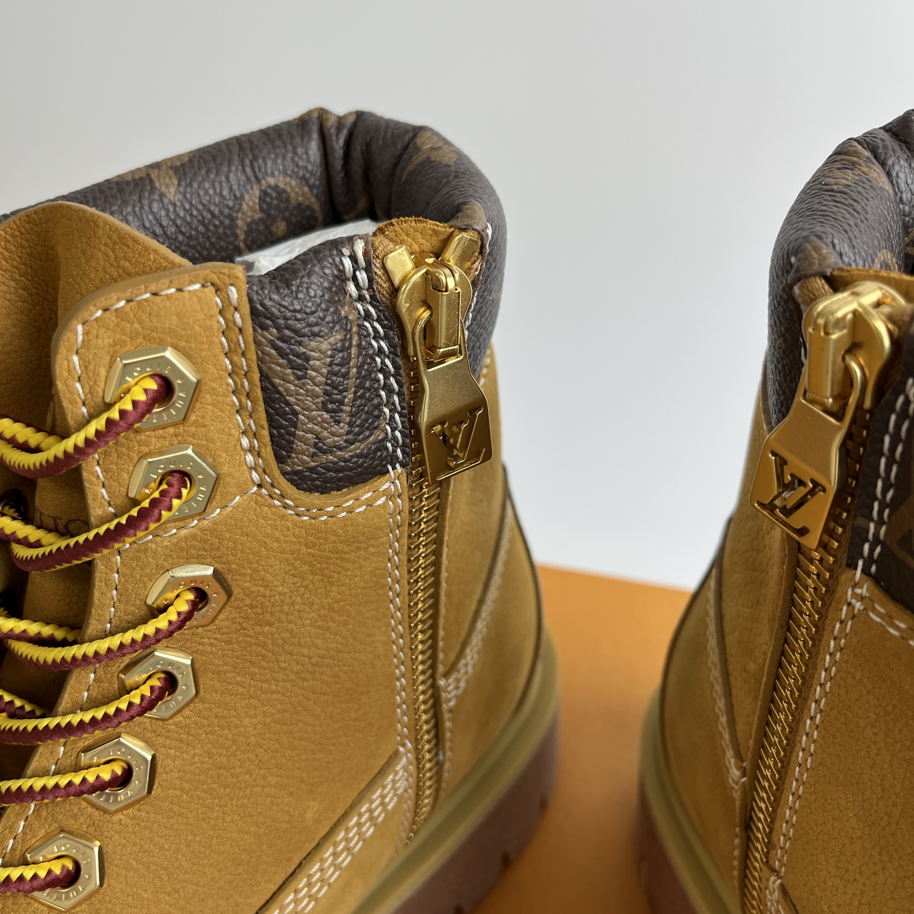 Louis Vuitton x Timberland Ankle Boot Beige 착용 스타일 - 2