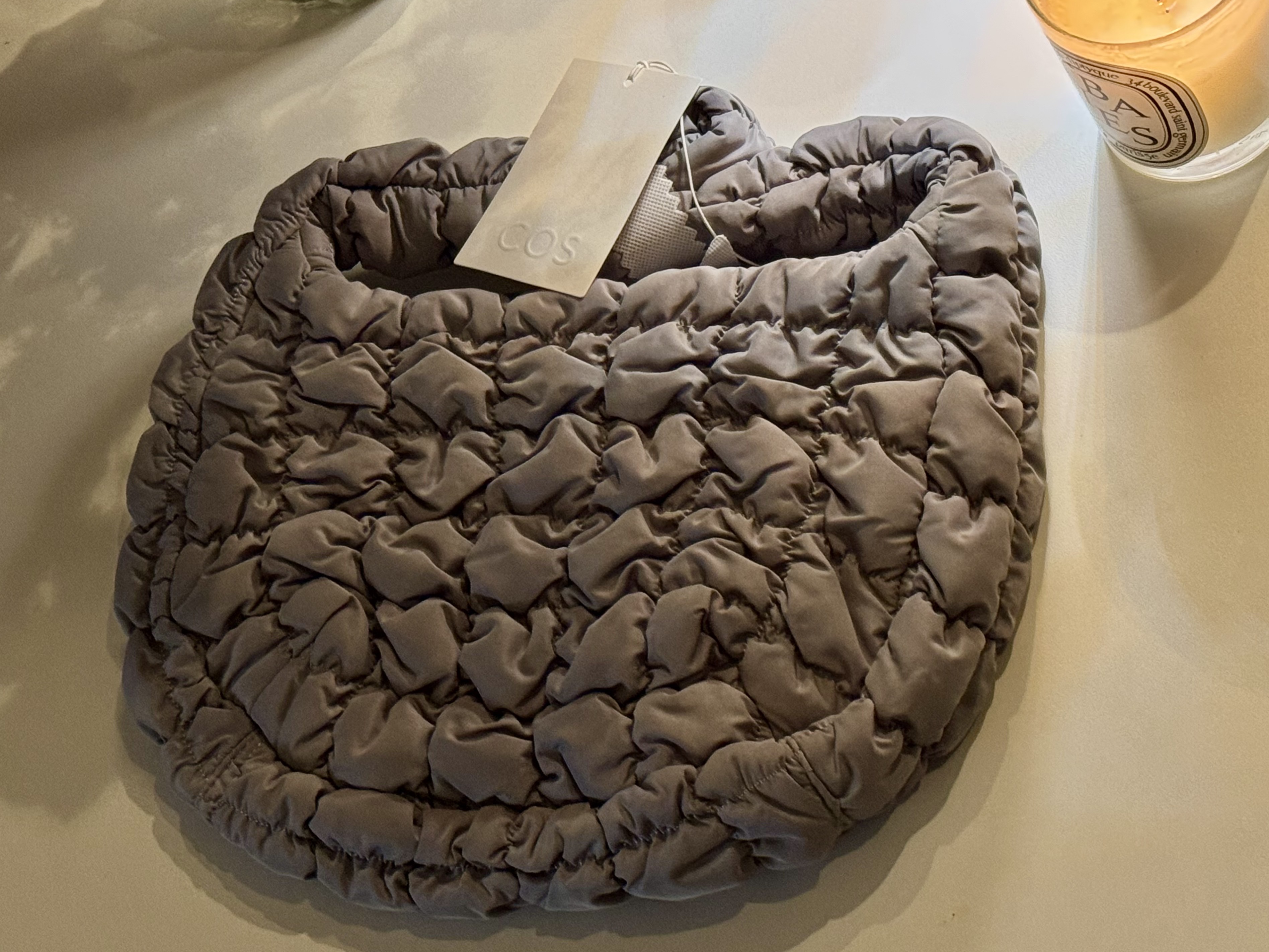 COS Quilted Mini Bag Grey, COS Quilted Mini Bag Bright Turquoise 착용 스타일 - 3