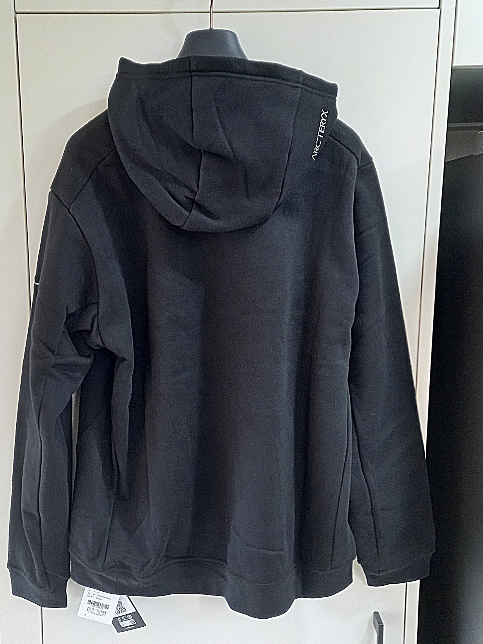 Arc'teryx Emblem Fleece Hoody Black 착용 스타일 - 2
