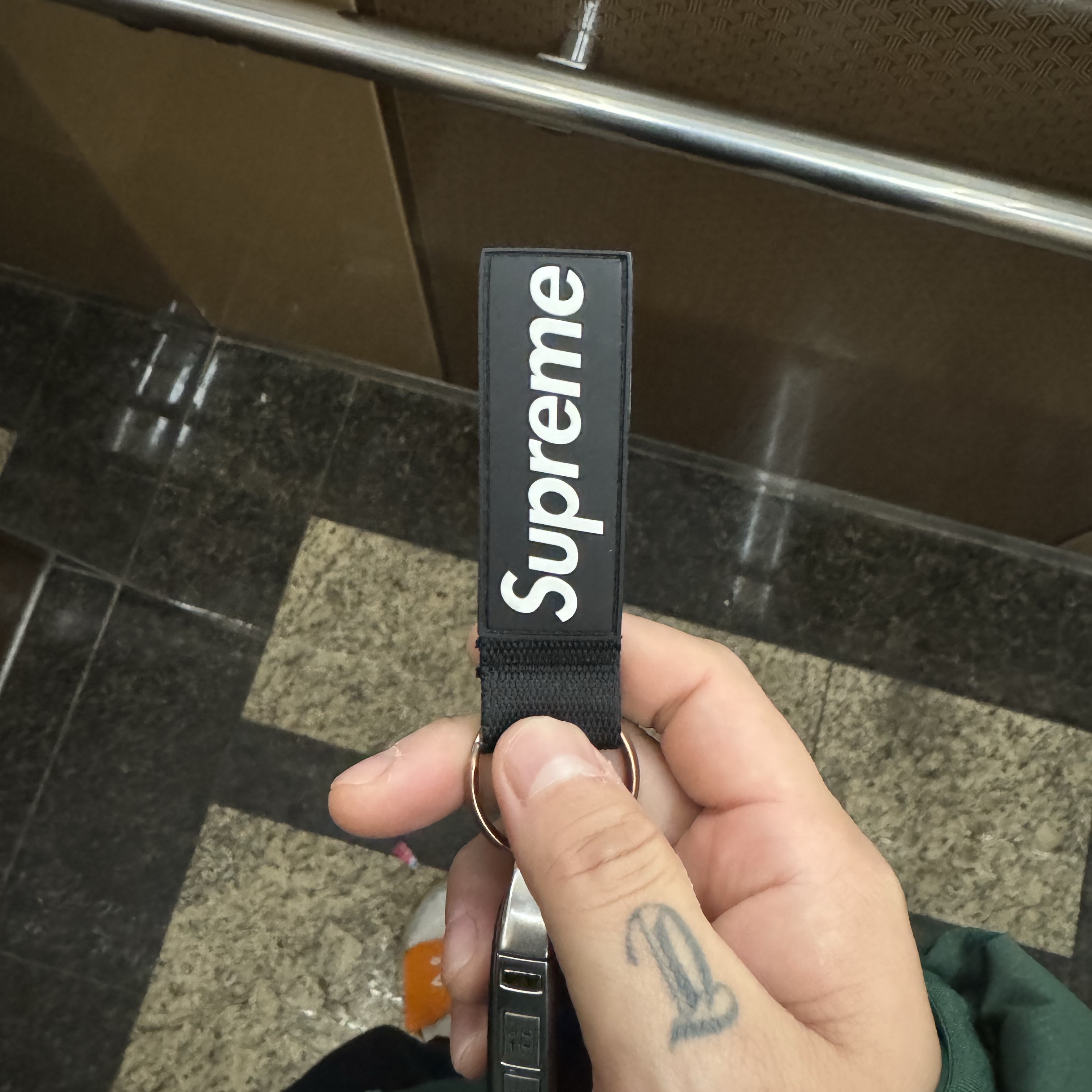 Supreme Webbing Keychain Black - 23SS 착용 스타일