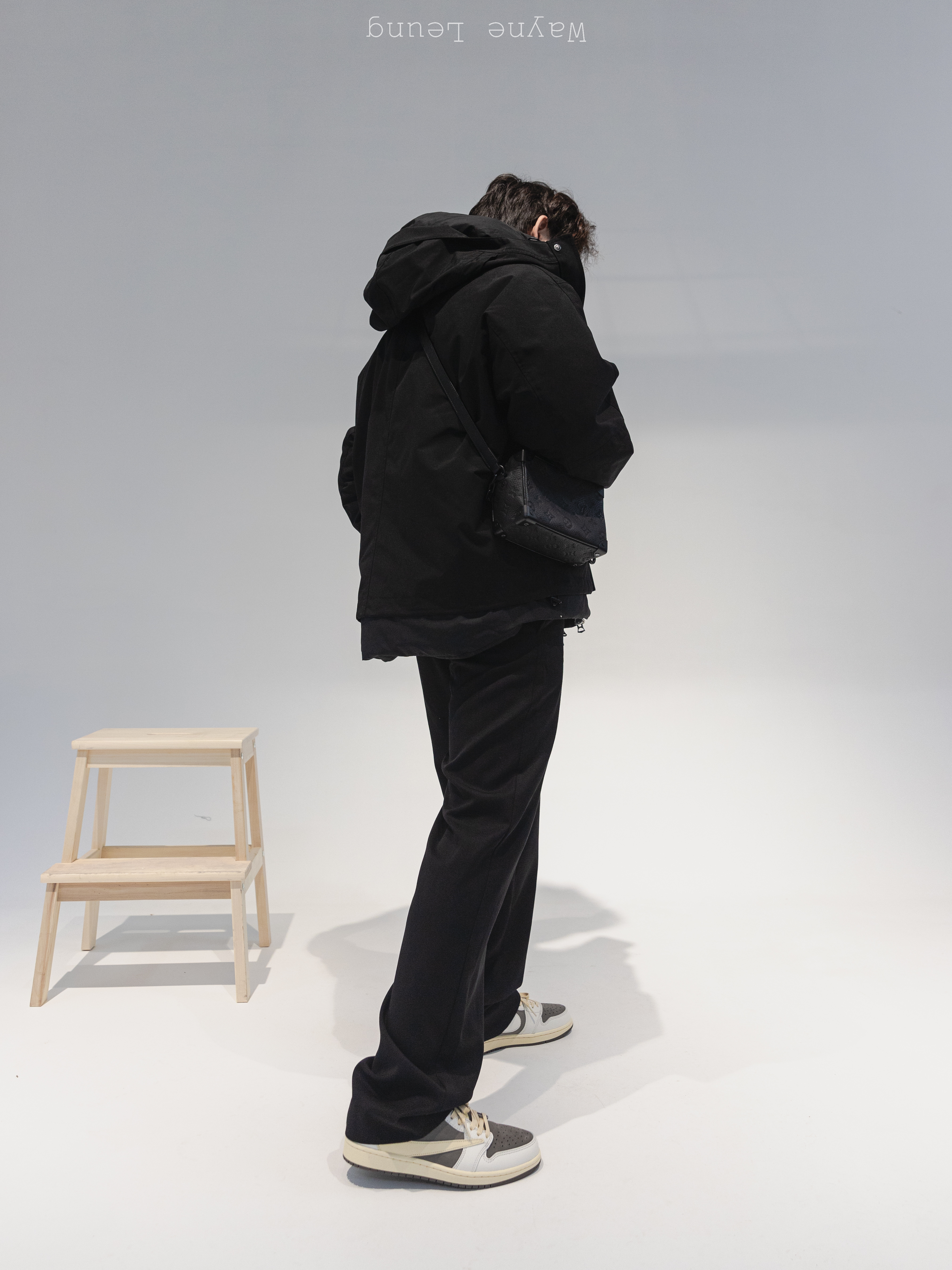 Jordan 1 x Travis Scott Retro Low OG SP Sail and Ridgerock, Balenciaga Side Band Logo Stripe Track Pants Black 착용 스타일 - 4