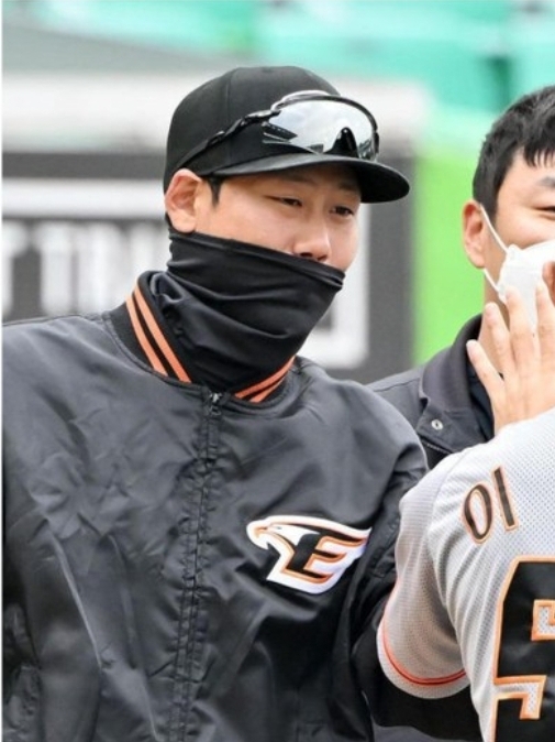 Oakley Encoder Polished Black Frame Prizm Black Lenses Low Bridge Fit 착용 스타일