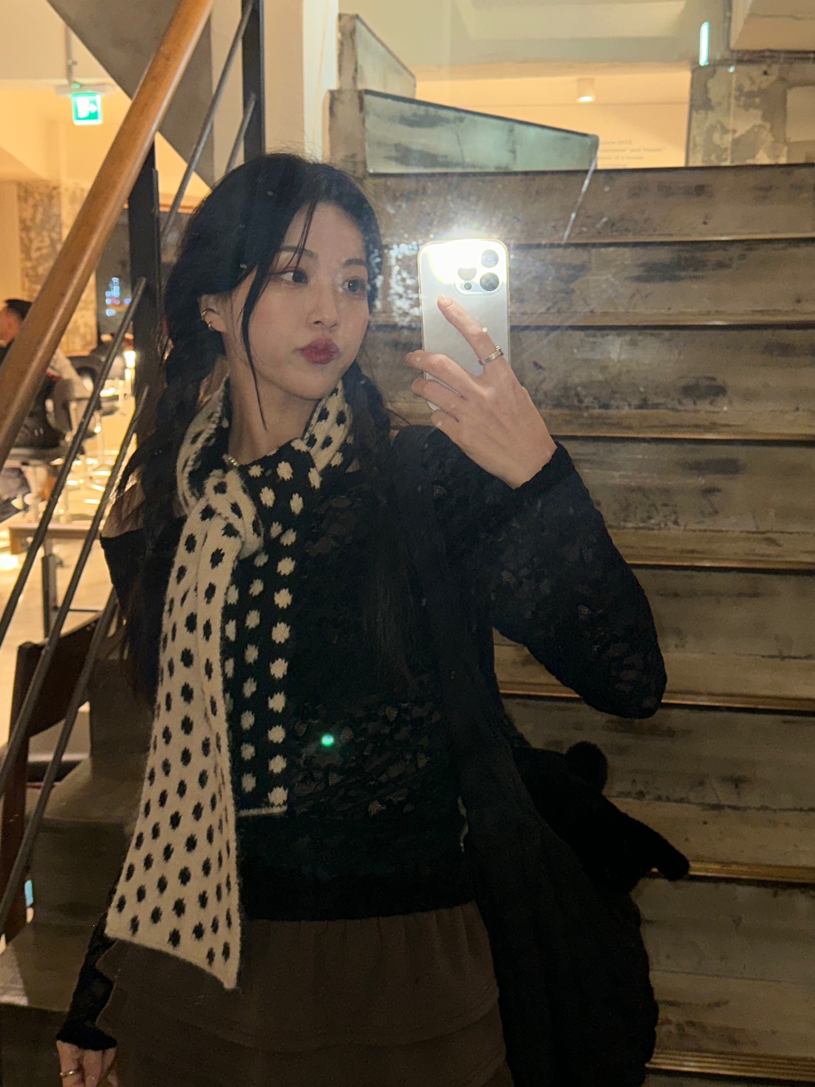 Jacquemus Le Collier Chiquito Charm Chain Necklace Light Gold, COS Quilted Oversized Shoulder Bag Black 착용 스타일 - 6