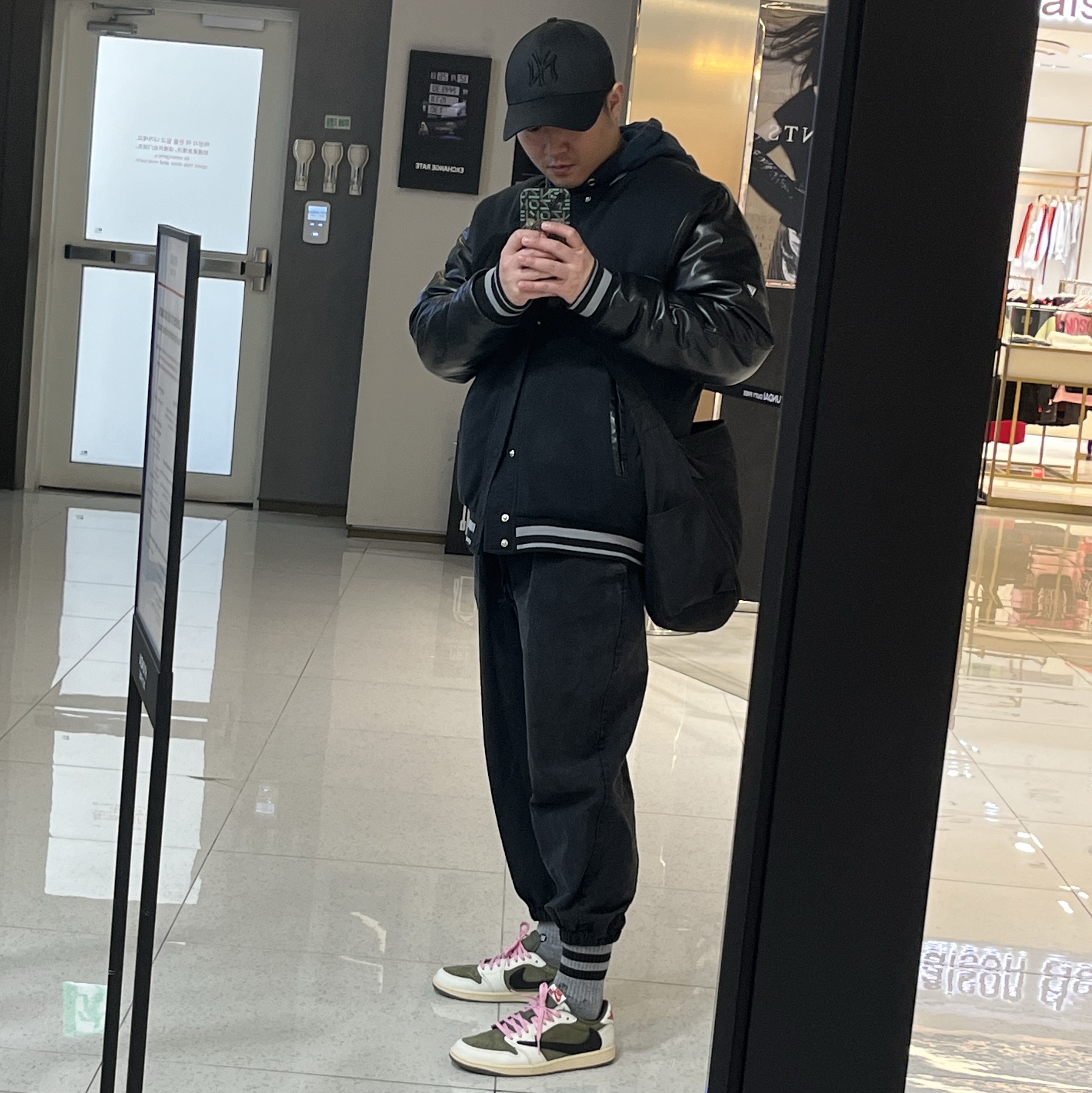 Jordan 1 x Travis Scott Retro Low OG SP Reverse Olive 착용 스타일 - 1