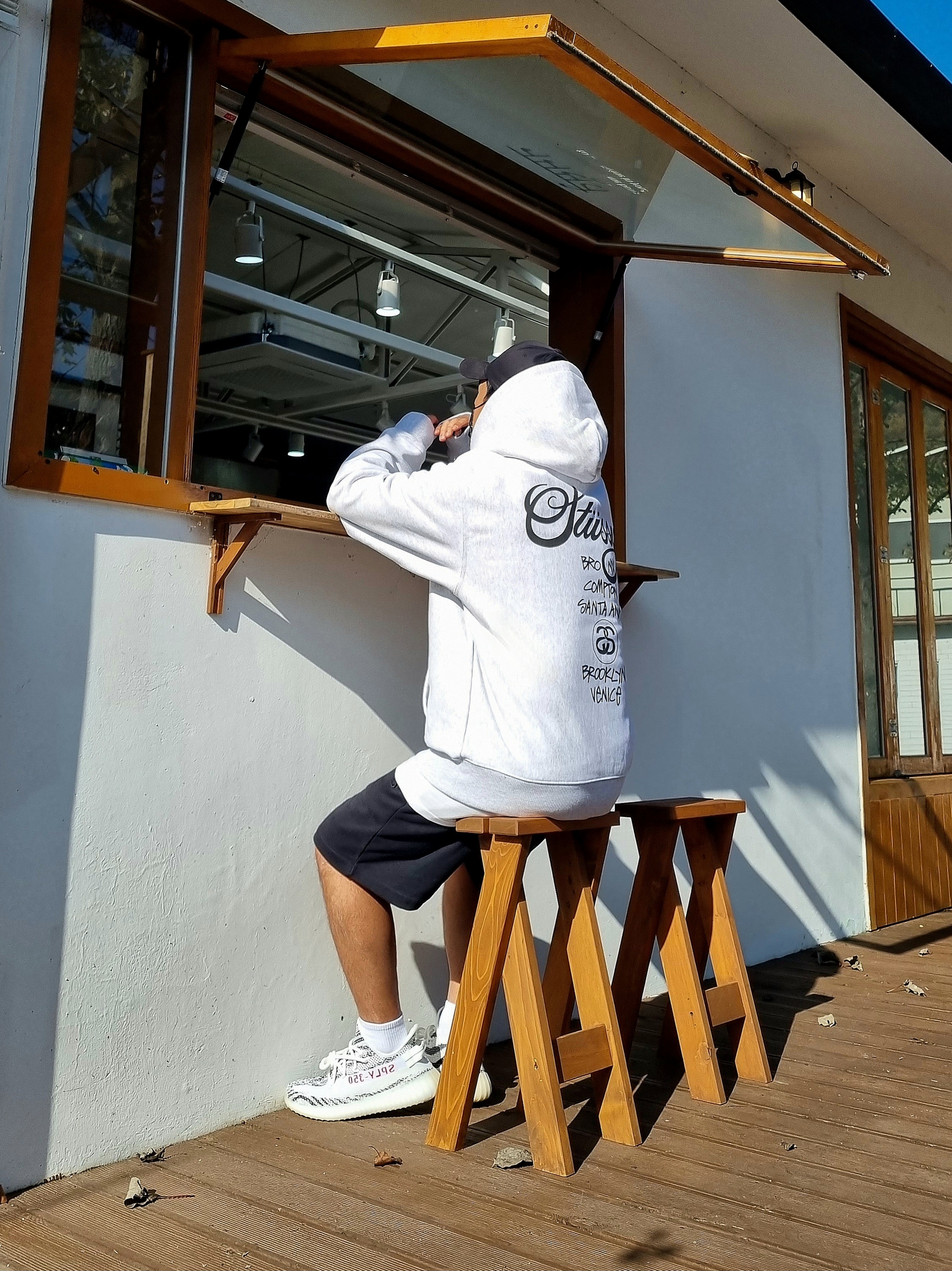 Stussy World Tour Hoodie Ash Heather 2024,2025, Adidas Yeezy Boost 350 V2 Zebra 2022/2023 착용 스타일