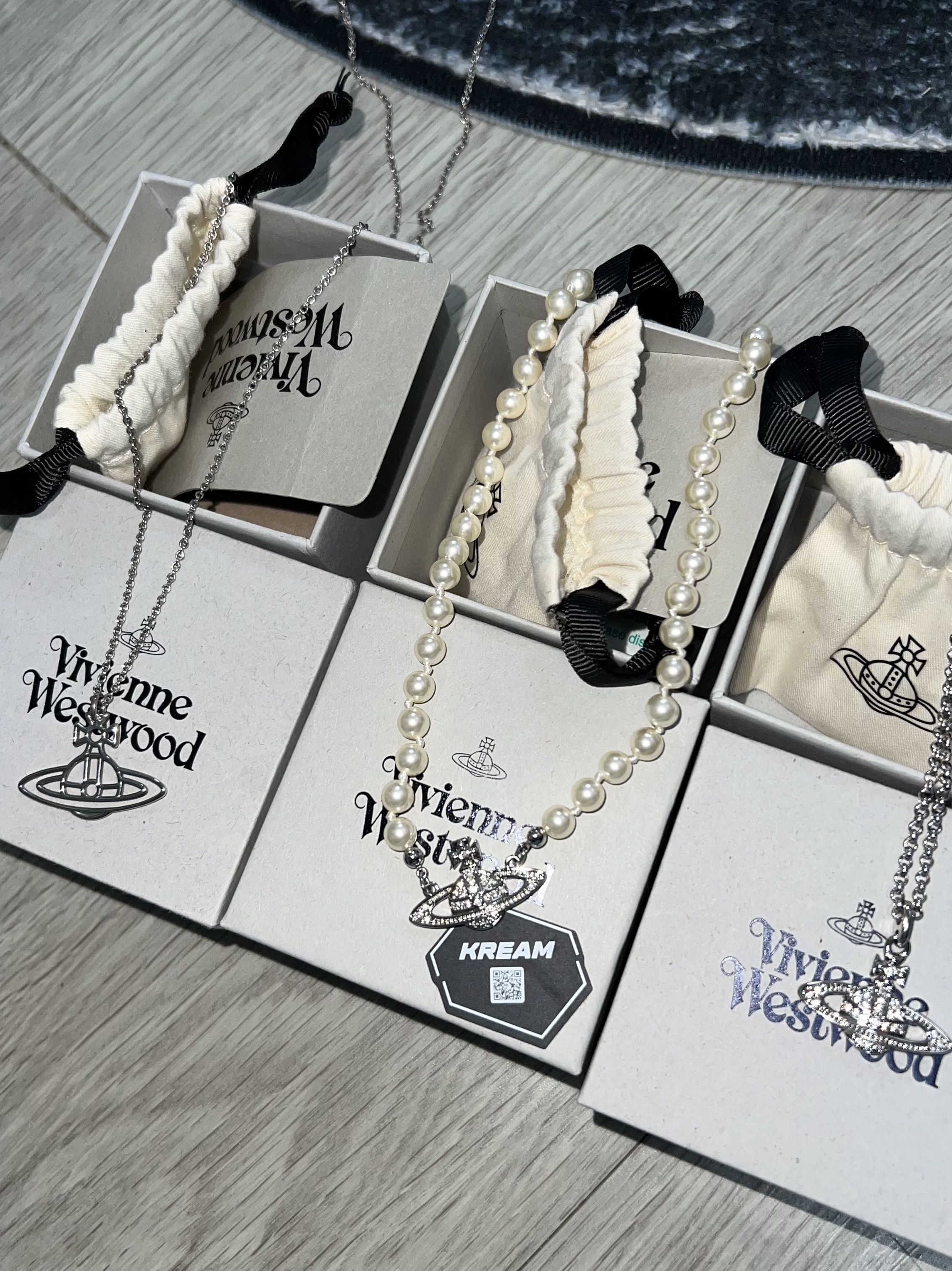 Vivienne Westwood Thin Flat Orb Pendant Silver, Vivienne Westwood Mini Pearl Bas Relief Necklace Silver 착용 스타일