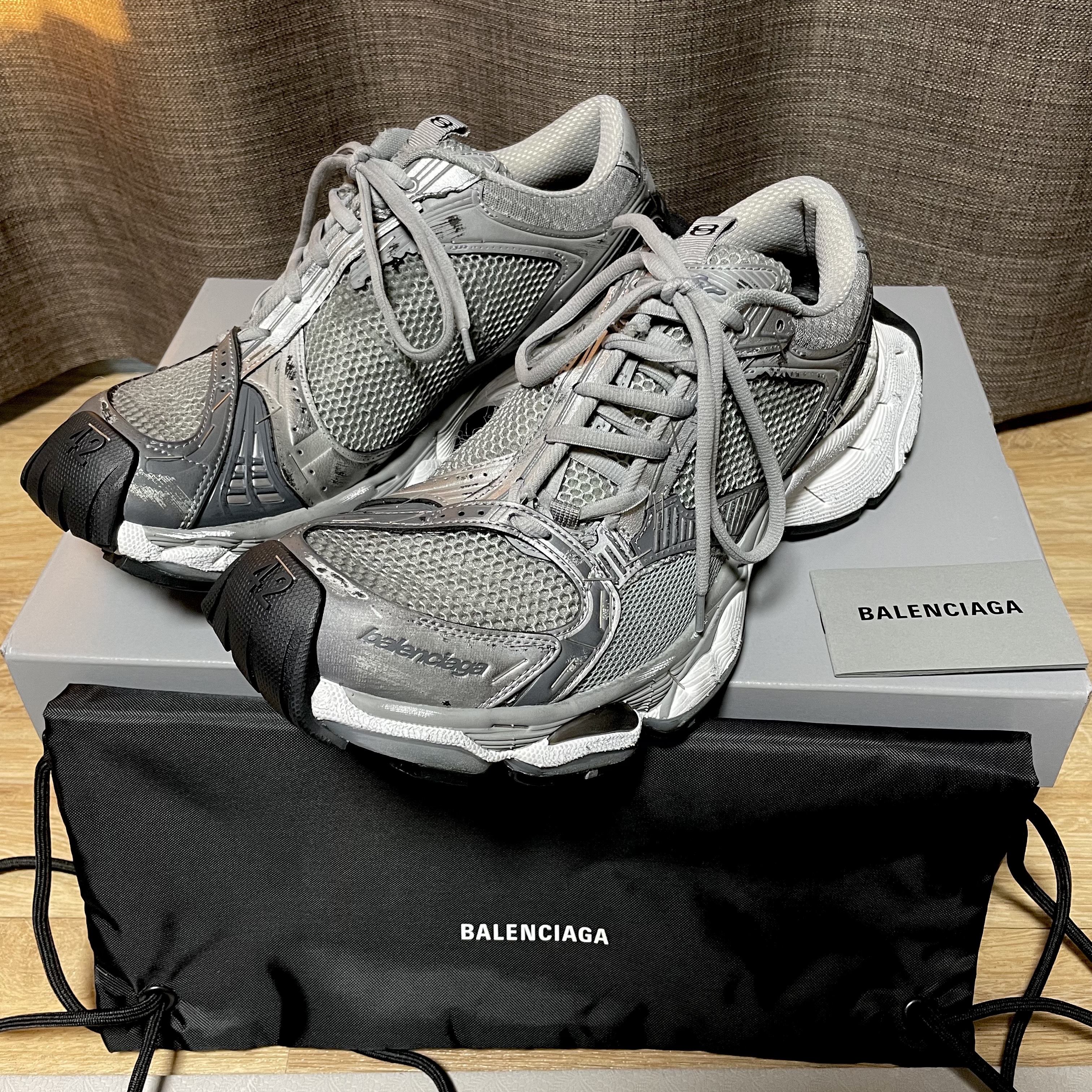 Balenciaga Stapler Sneaker Silver Grey 착용 스타일 - 2