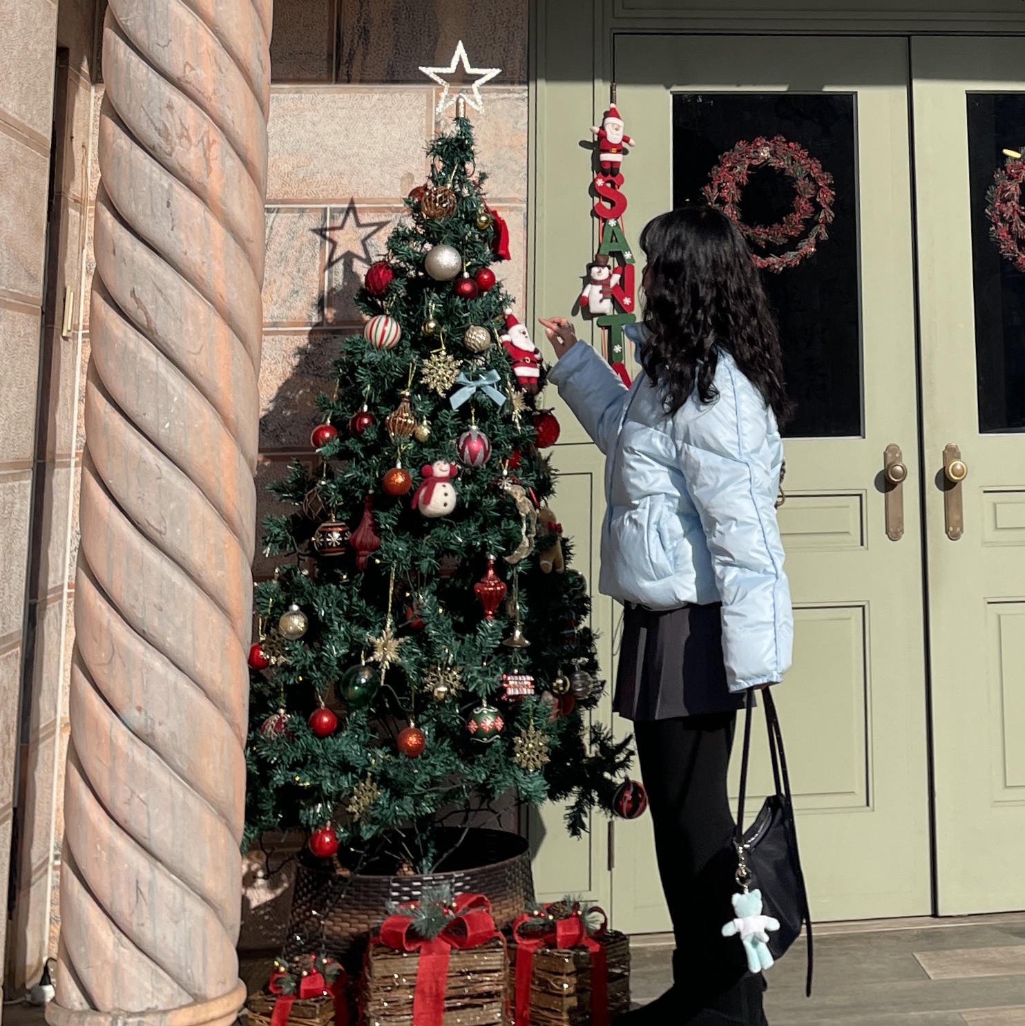 (W) Insilence Glossy Goose Down Jacket Light Blue, (W) UGG Classic Mini Platform Boots Black 착용 스타일 - 1