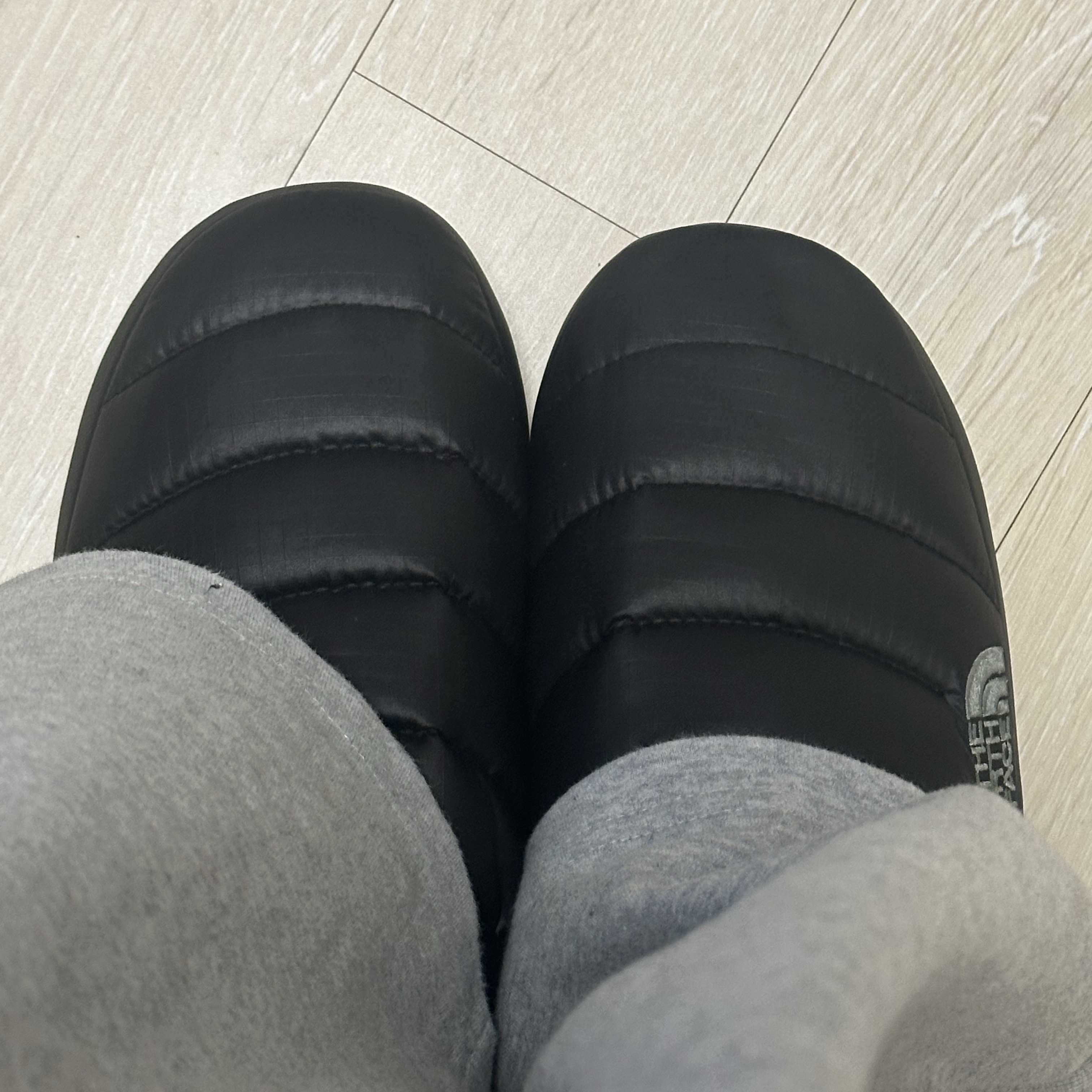 The North Face Nuptse Mule Black 착용 스타일