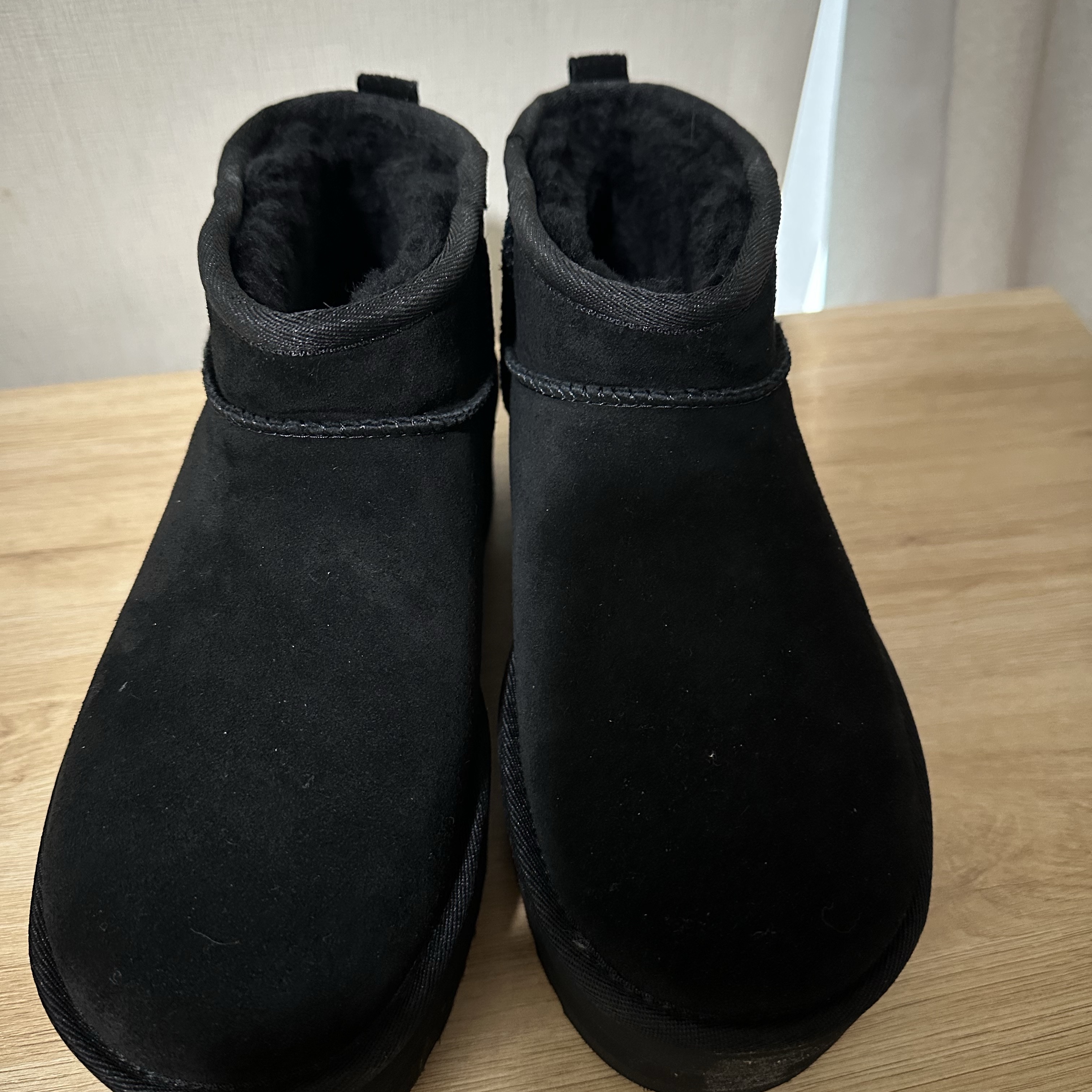 (W) UGG Classic Ultra Mini Platform Boots Black 착용 스타일