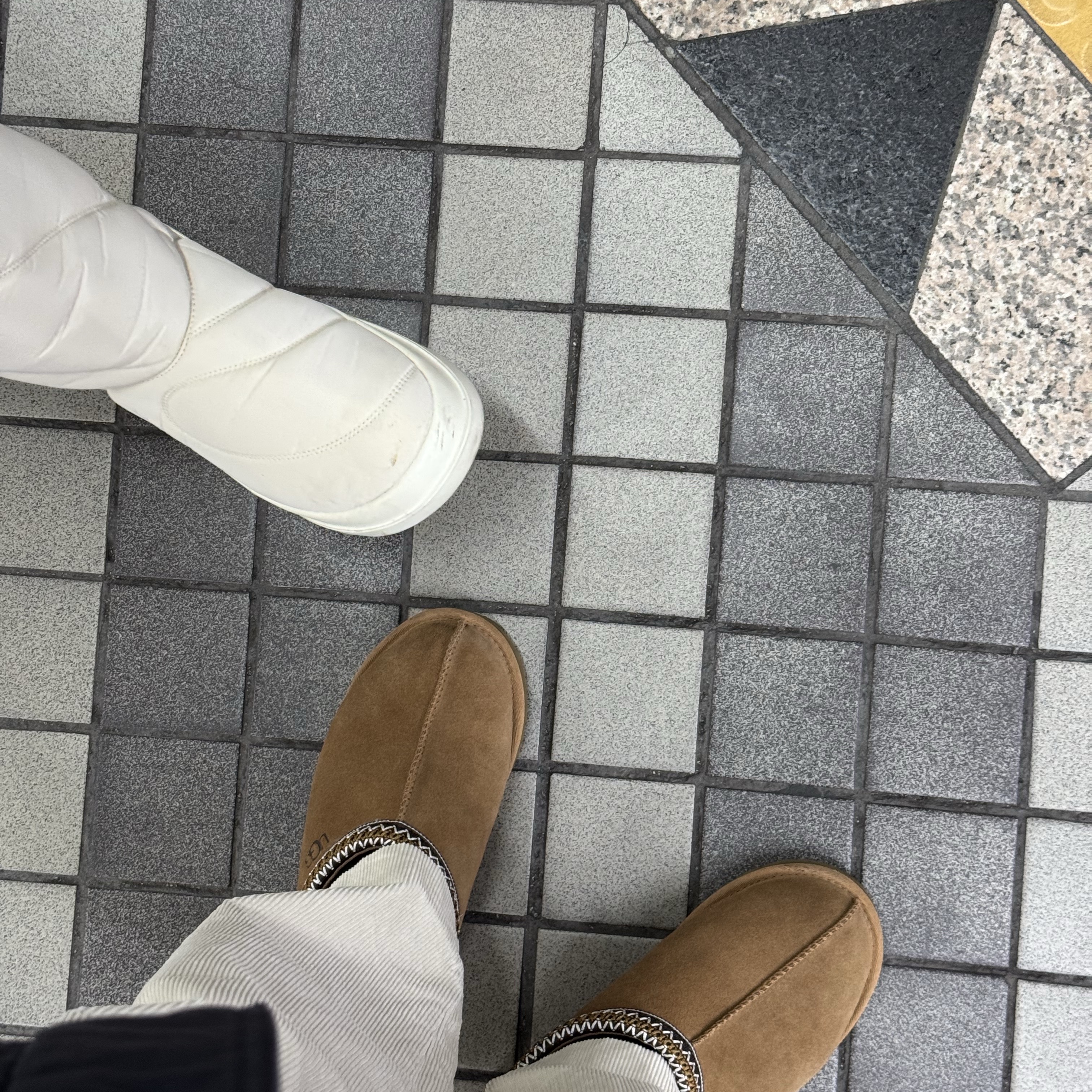 UGG Tasman Slipper Chestnut 착용 스타일 - 2