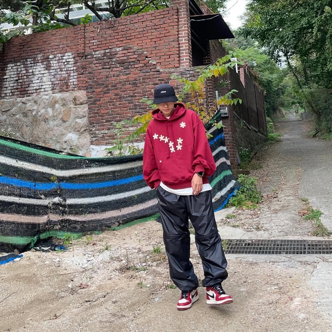 Karactor Dipper Logo Hoodie Deep Red 착용 스타일 - 2