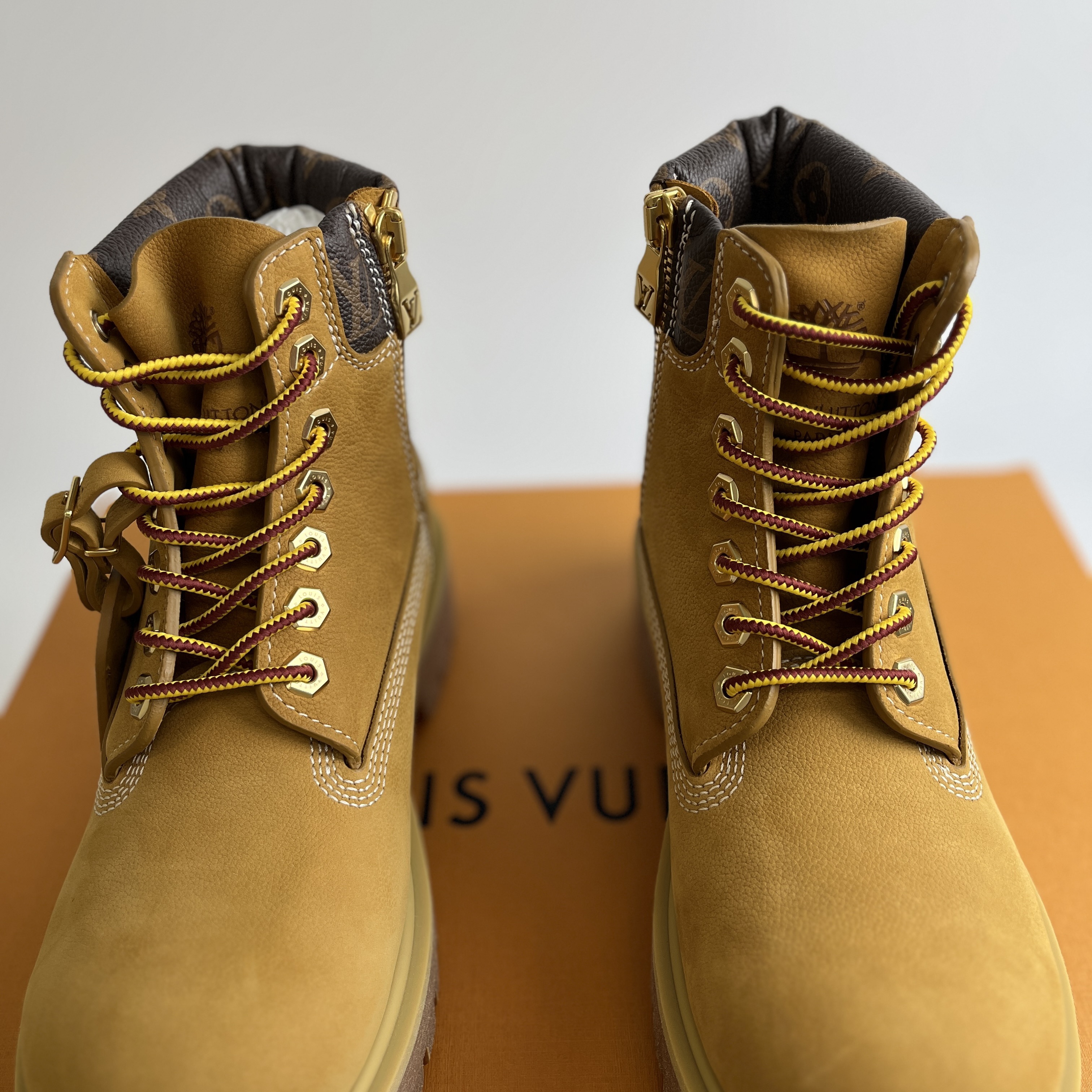 Louis Vuitton x Timberland Ankle Boot Beige 착용 스타일 - 1