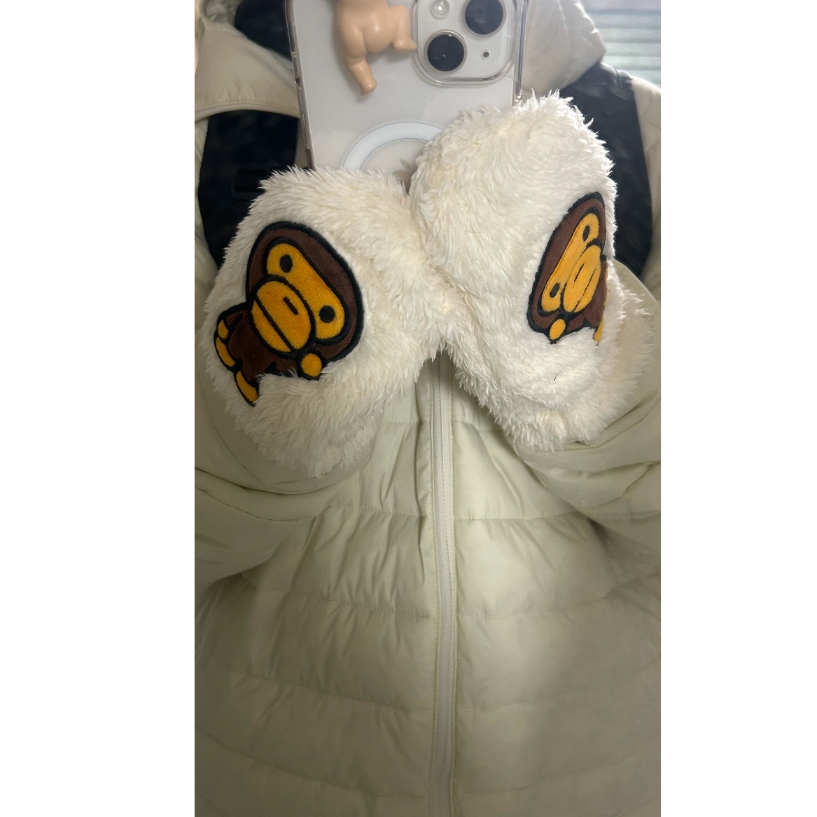 BAPE Baby Milo Gloves Ivory 착용 스타일