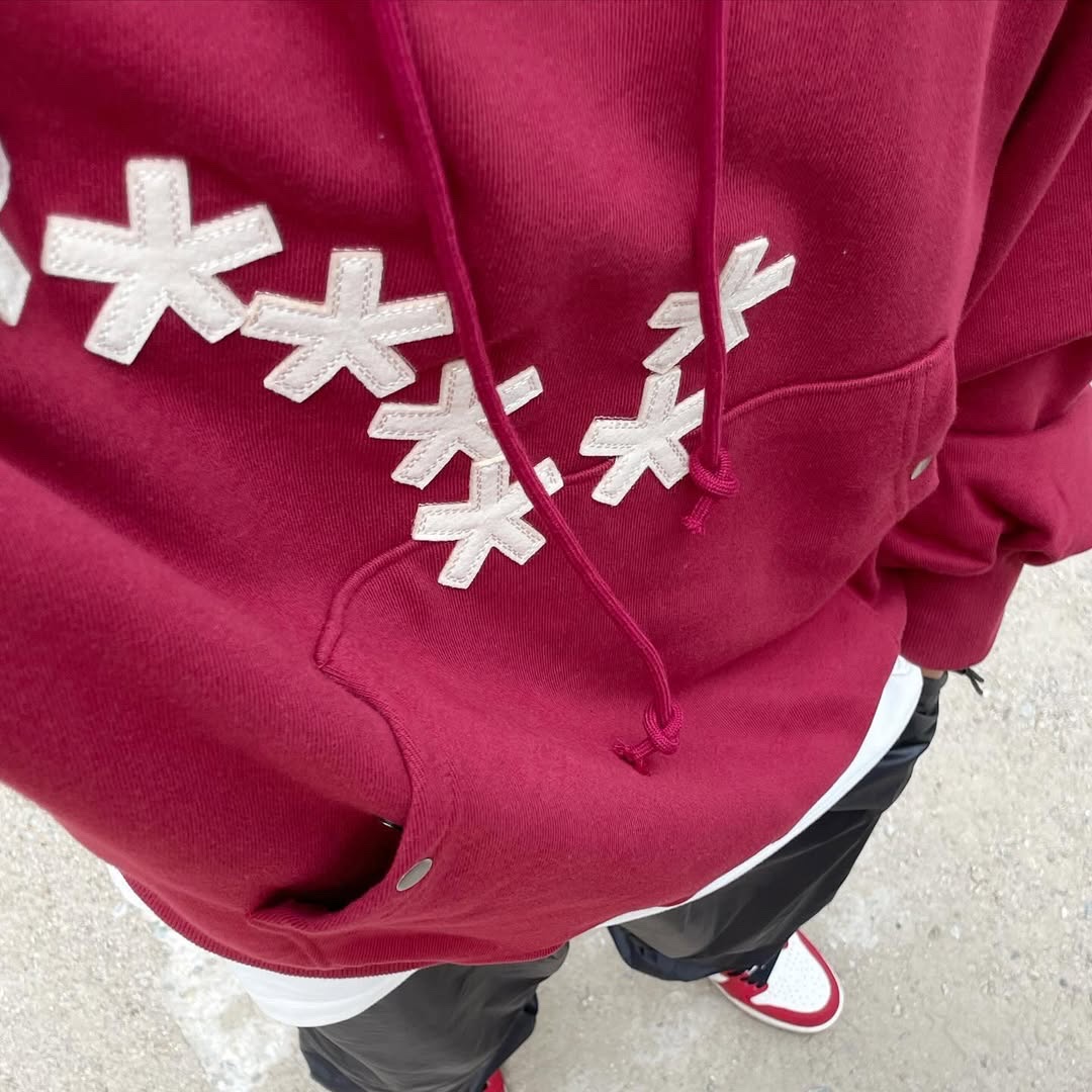 Karactor Dipper Logo Hoodie Deep Red 착용 스타일 - 3