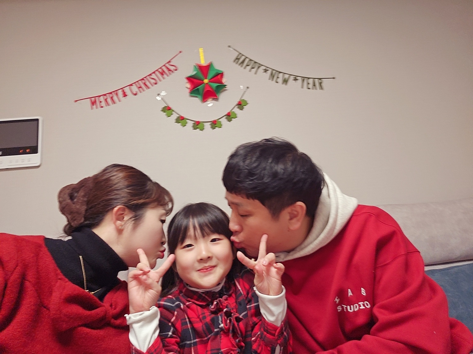IAB Studio 24 Christmas Hoodie Burgundy Oatmeal 착용 스타일 - 5
