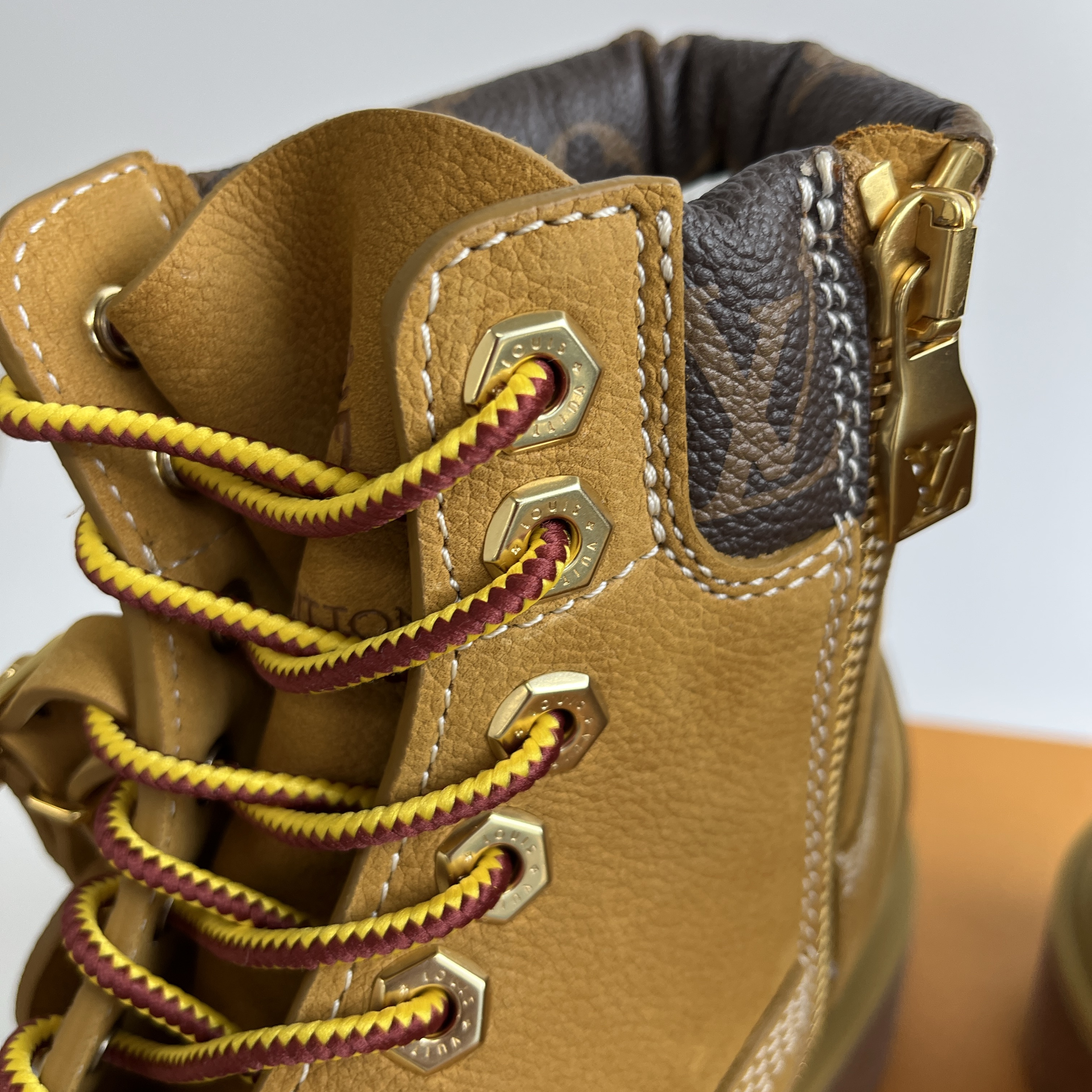 Louis Vuitton x Timberland Ankle Boot Beige 착용 스타일 - 3