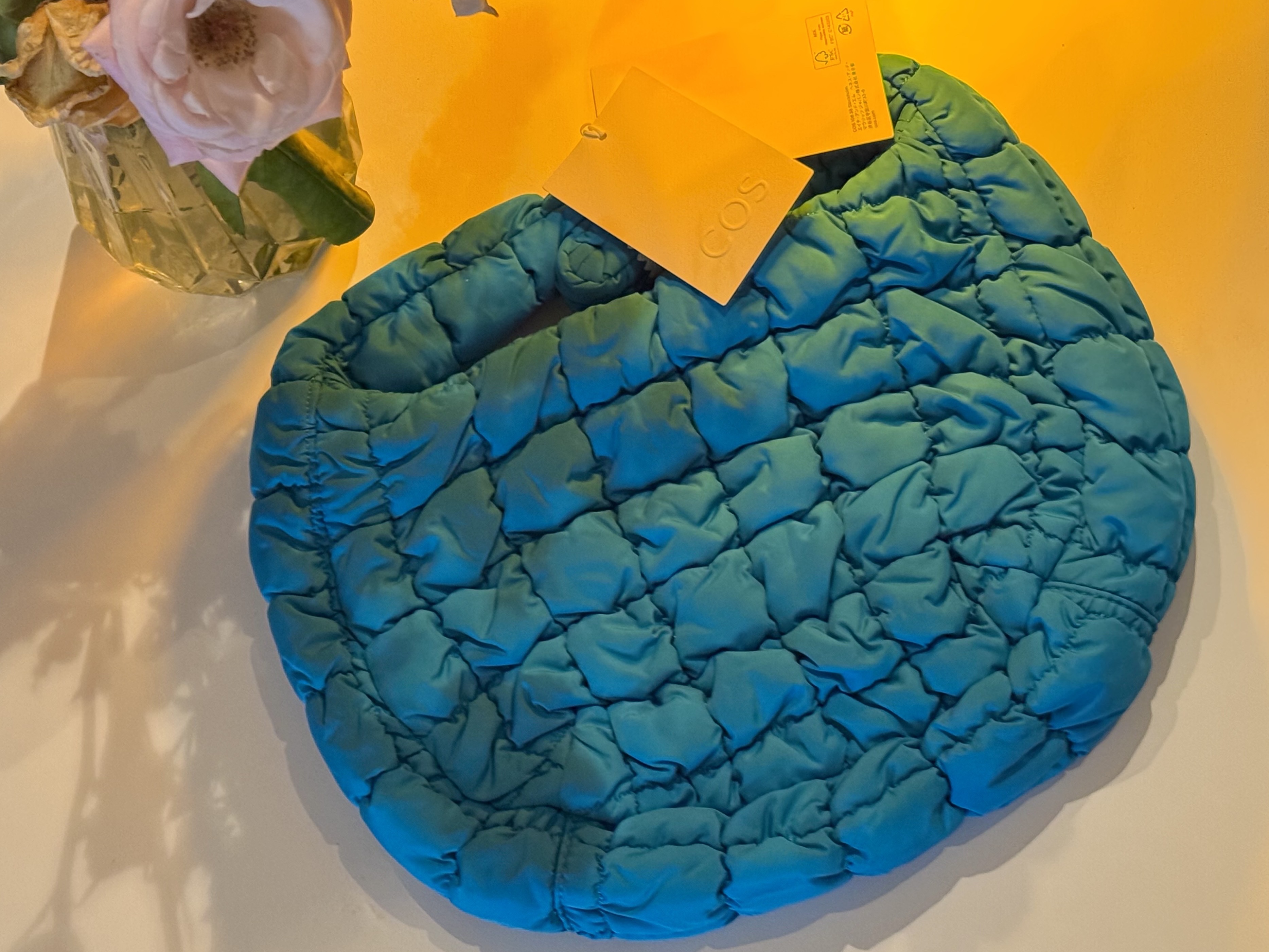 COS Quilted Mini Bag Grey, COS Quilted Mini Bag Bright Turquoise 착용 스타일 - 4