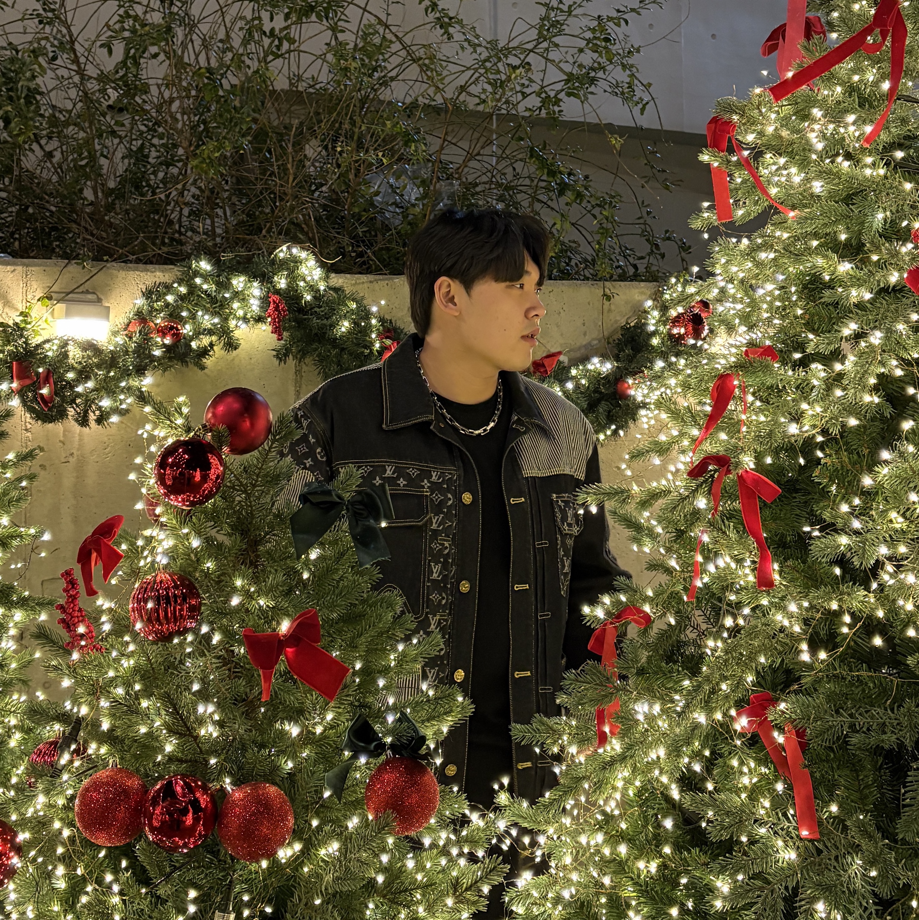 Louis Vuitton x Nigo Crazy Denim Workwear Jacket Black, Louis Vuitton Monogram Chain Necklace Silver 착용 스타일