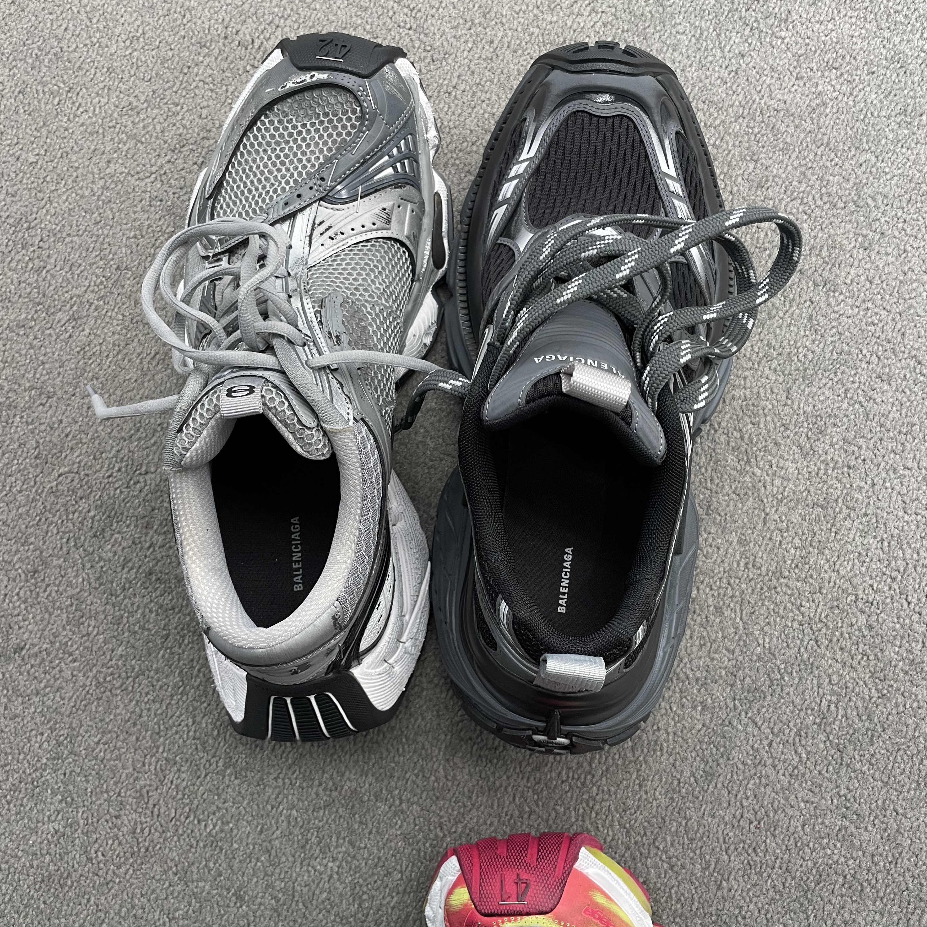 Balenciaga Stapler Sneaker Silver Grey 착용 스타일 - 1