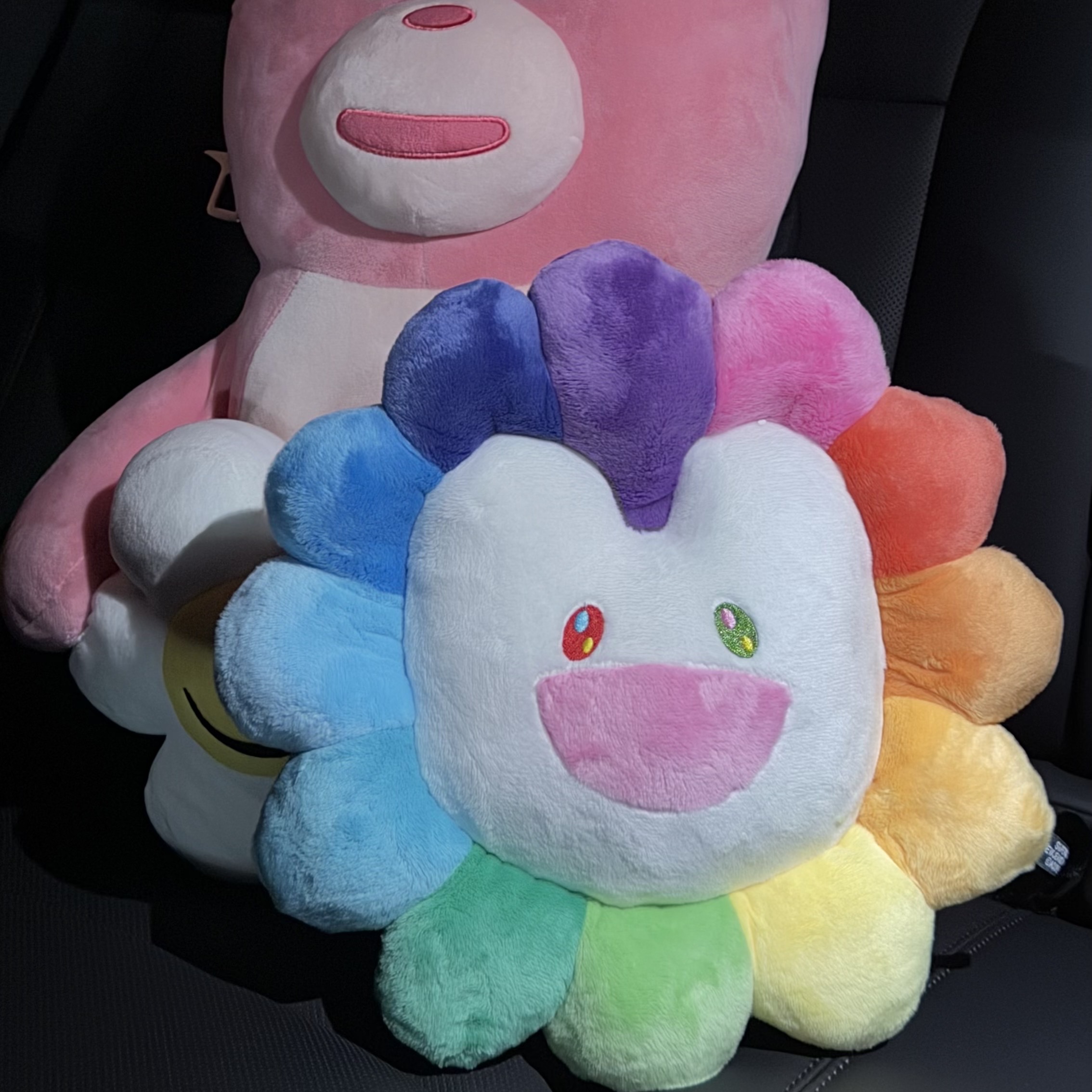 NewJeans x Murakami Cushion 30cm 착용 스타일