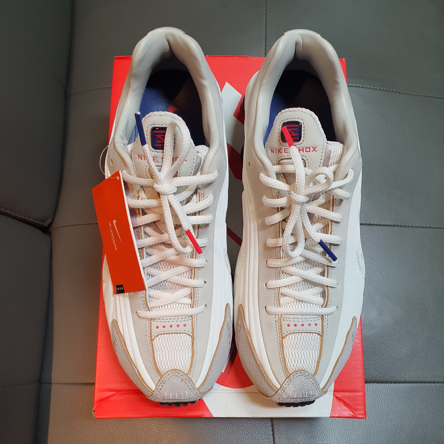 Nike Shox R4 PRM Light Iron Ore and Phantom 착용 스타일