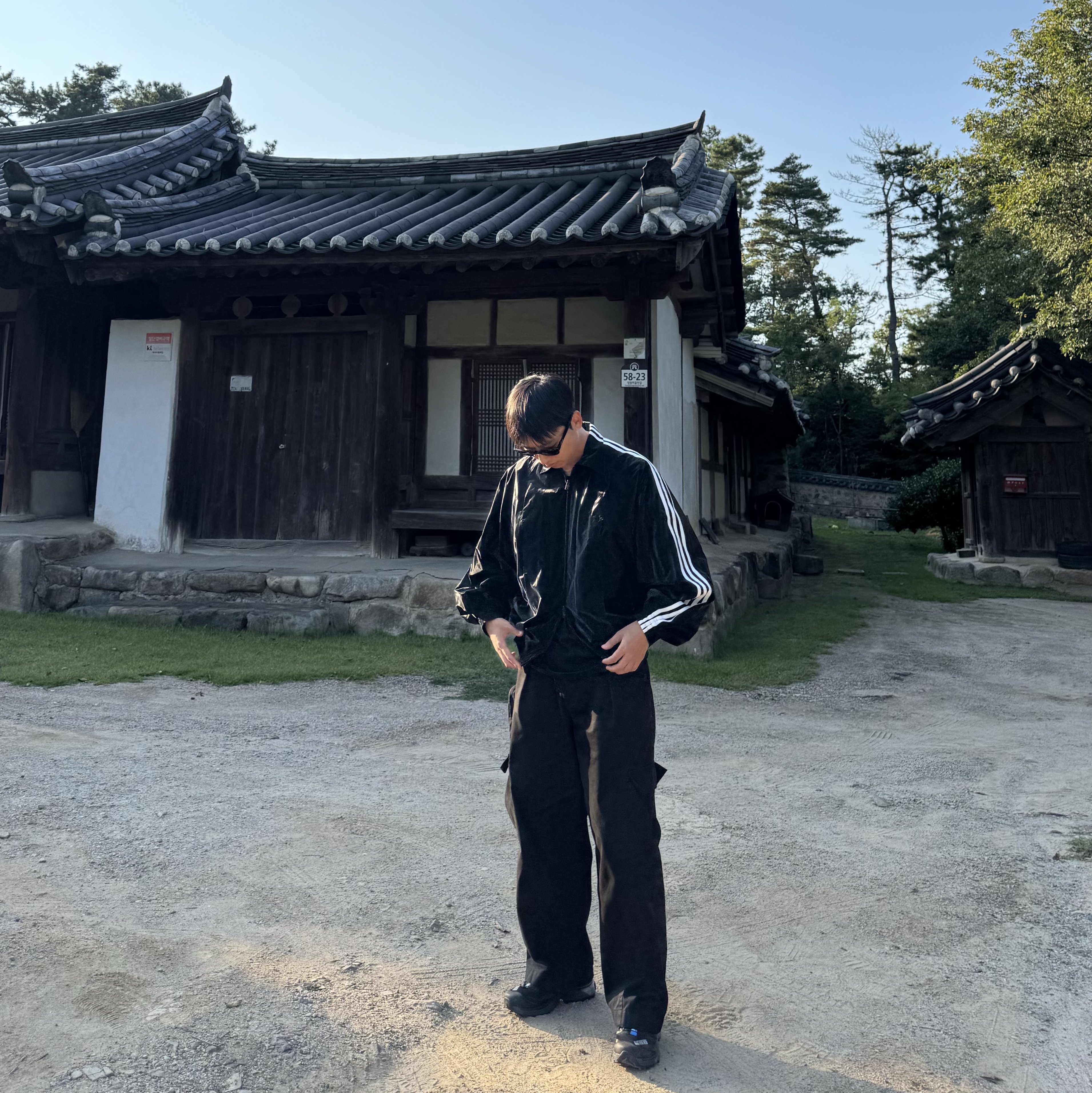 Y-3 Windbreaker Triple Black 착용 스타일 - 2