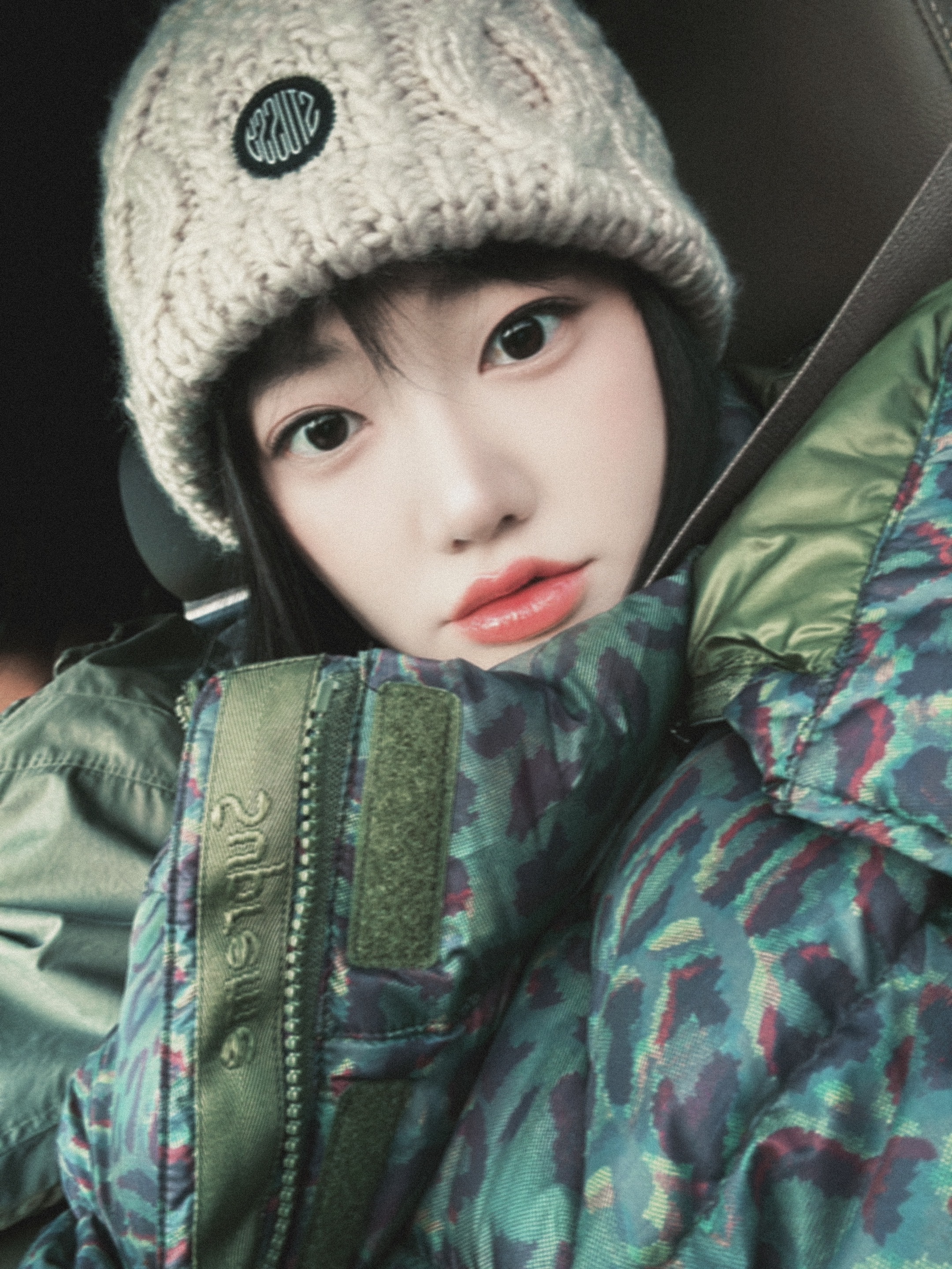 Supreme 700-Fill Down Lightweight Puffer Jacket Leopard - 24FW, Stussy Skullcap Cable Knit Natural 착용 스타일 - 4