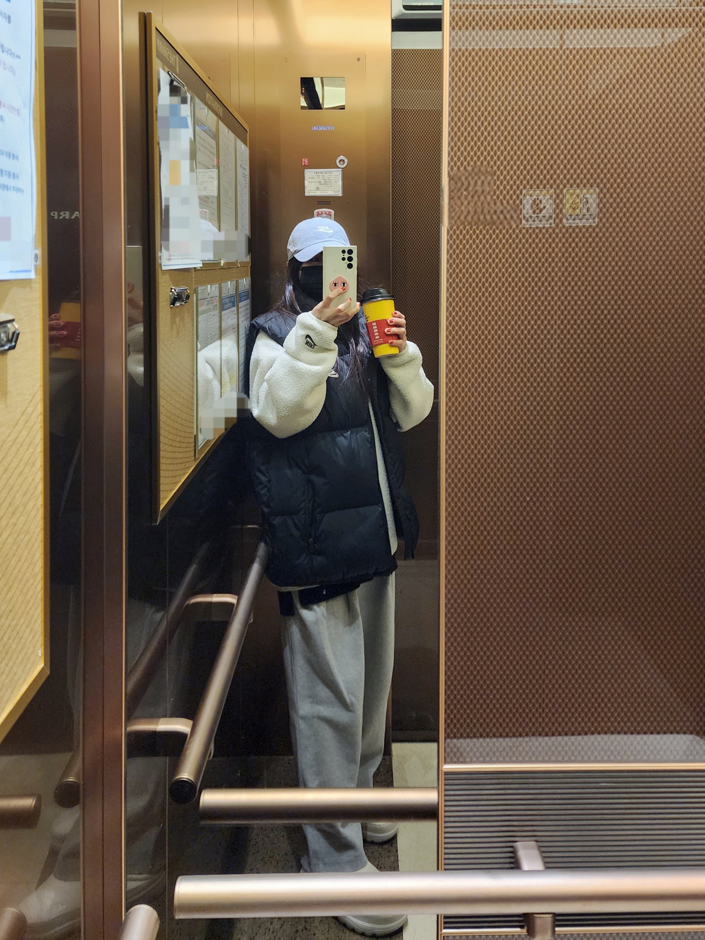 Nike NSW Essential+ Fleece Crewneck Light Bone - Asia, Nike NSW Club Primaloft Water-Repellent Puffer Vest Black - Asia 착용 스타일