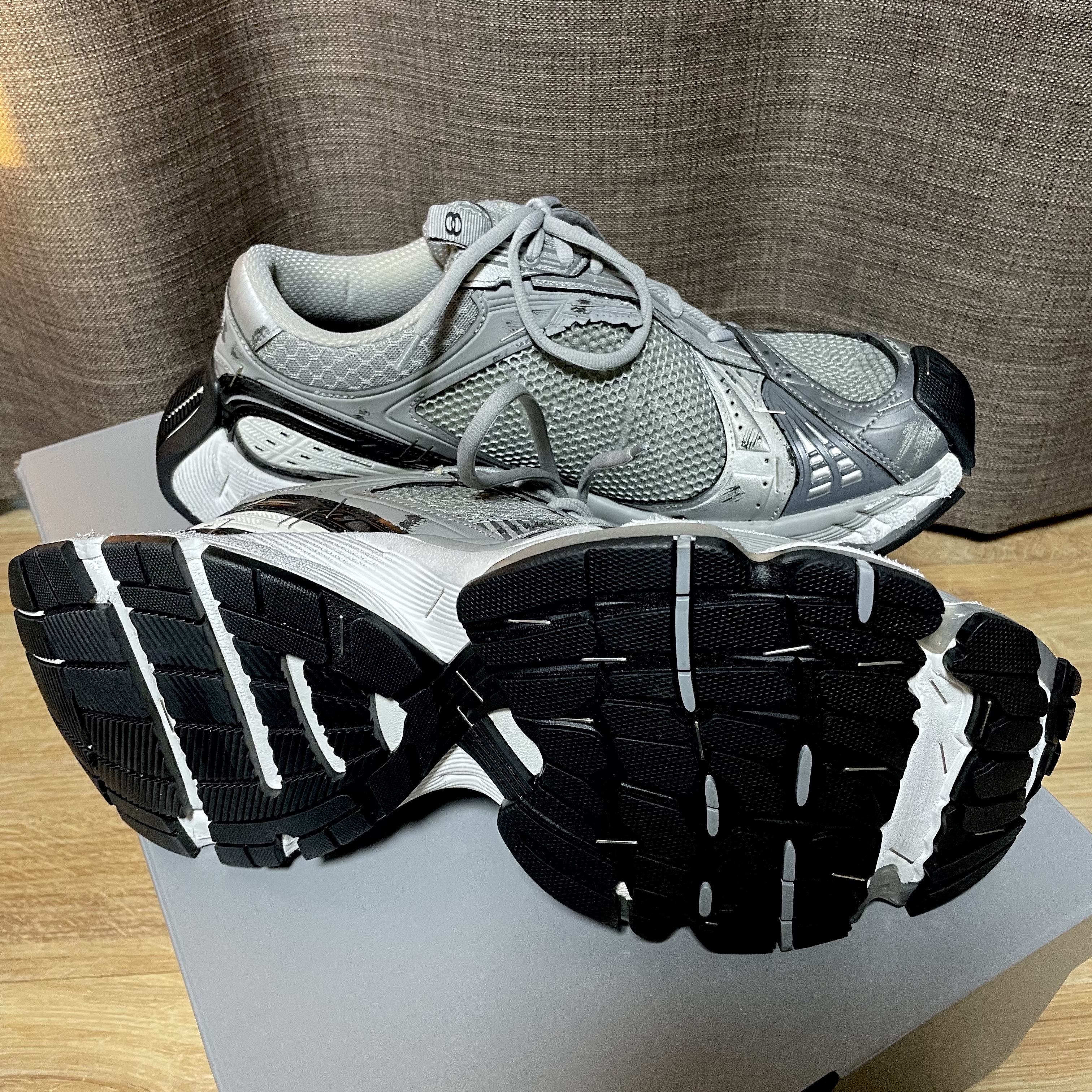 Balenciaga Stapler Sneaker Silver Grey 착용 스타일 - 3